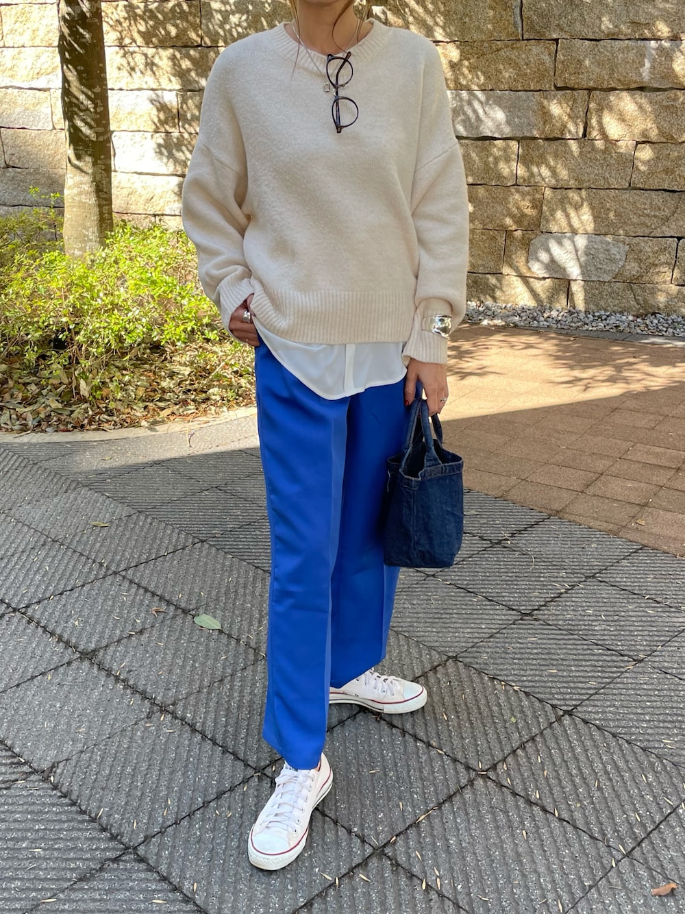 ホワイト系のニット/セーター、ホワイト系のその他トップス、ホワイト系のスニーカーを着用したレディースの春コーディネートの1枚目の写真