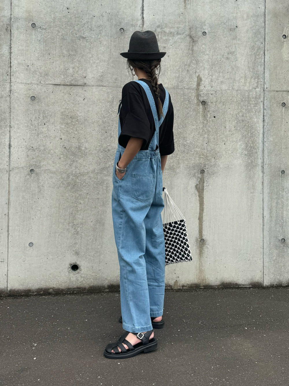 「大人カジュアル、大人女子、サロペット、デニムサロペット、ラクチンコーデ、Vネック、Tシャツ、春、デニムコーデ、サンダル、オトナカジュアル、デニム、最近のいい感じコーデ、ゆるコーデ、モノトーン」｜「copineの袖ロールアップＶネックTシャツ(ブラック)（Tシャツ/カットソー、ブラック系）」を使った、ayaさん（レディース・161cm）の春コーディネートの1枚目の写真