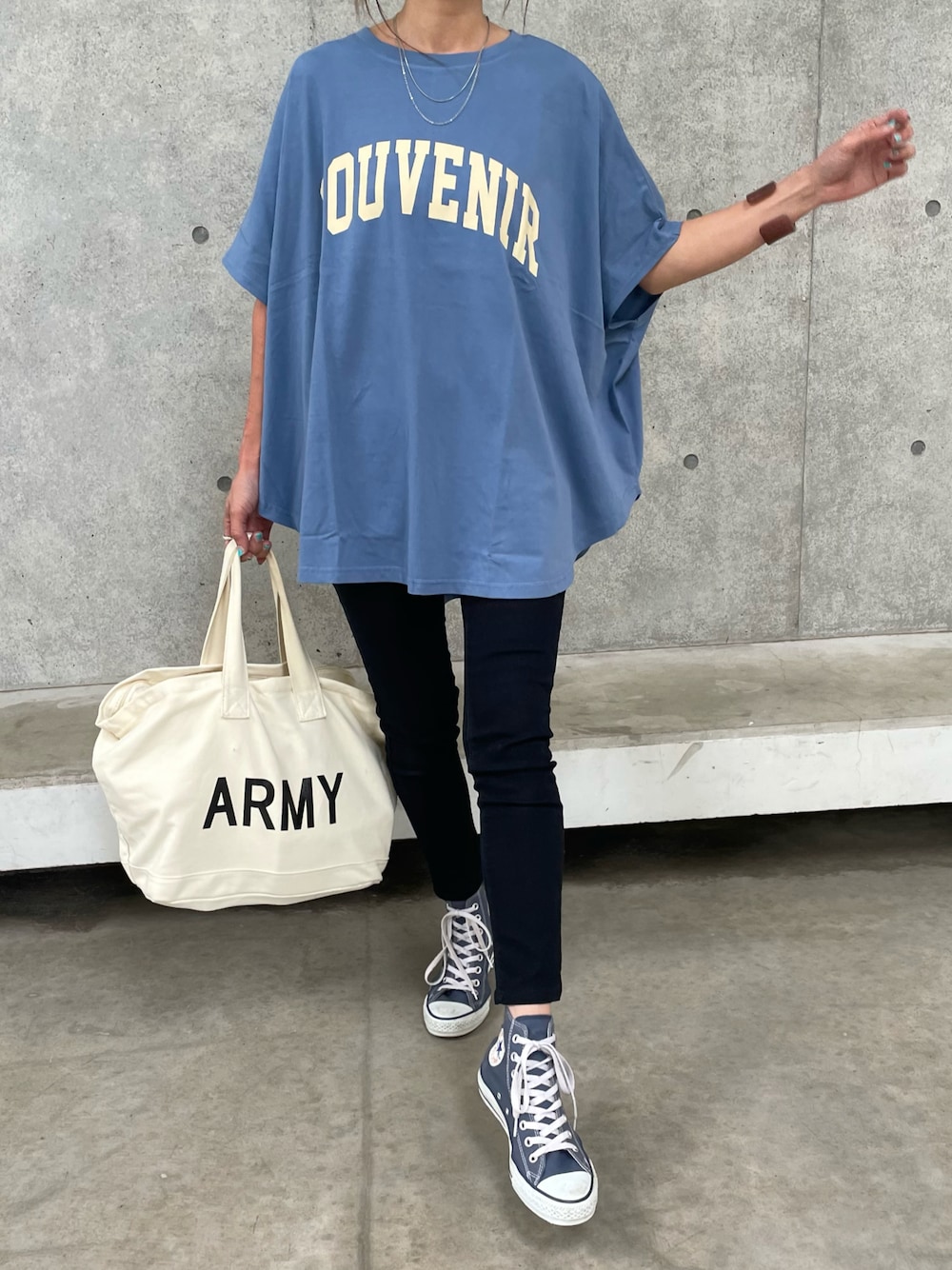 「夏コーデ、パンツスタイル、夏だ！Tシャツ着よう！、ロゴT、プチプラコーデ、ブルー、トートバッグ、カジュアル、ゆるコーデ、コンバース、カラーコーデ、お洒落さんとつながりたい、Tシャツ、カラー×コーデ、キャップ」｜「copineのポンチョ型ロゴオーバーサイズTシャツ(3color)（Tシャツ/カットソー、グリーン系）」を使った、ayaさん（レディース・161cm）の夏コーディネートの1枚目の写真