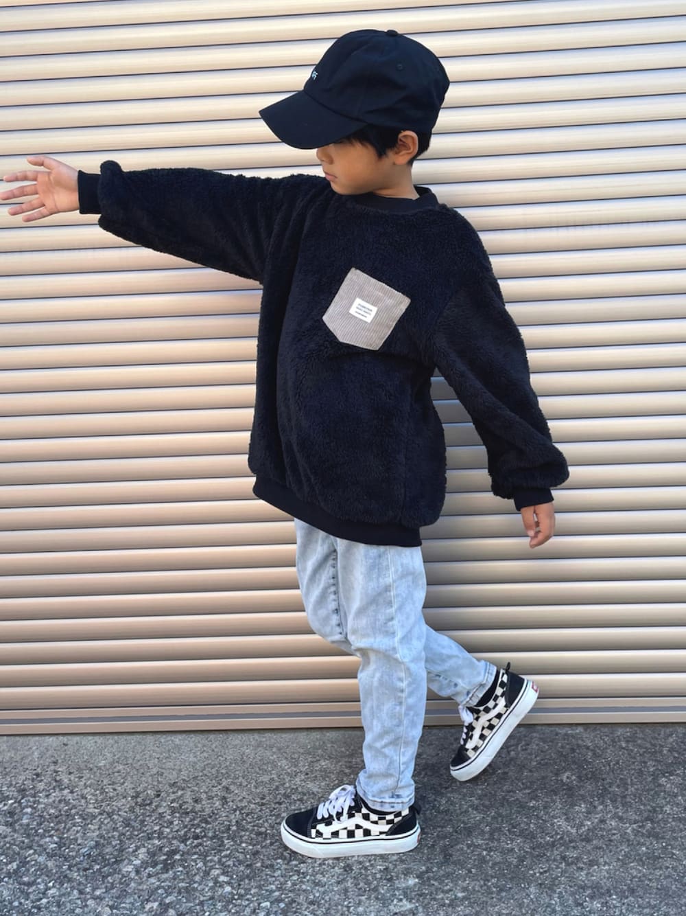 「デニム、VANS、キャップ、ブラックコーデ、スニーカーコーデ、デニムパンツ、男の子、ZARA KIDS、プチプラコーデ、モノトーンコーデ、カジュアルコーデ、おとこのこ、VANSのスニーカー、男の子コーデ、ボアフリース」｜「hanaの【kids】コーデュロイポケット！ふわふわボアフリーストレーナー(ブラック100〜150)（スウェット、ブラック系）」を使った、ayaさん（キッズ・127cm）の冬コーディネートの1枚目の写真