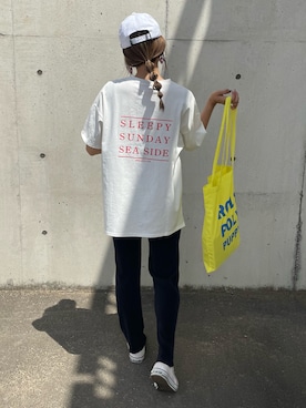 「バックプリント」｜「アイテム（スニーカー）」を使った、ayaさん（レディース・161cm）の春コーディネート