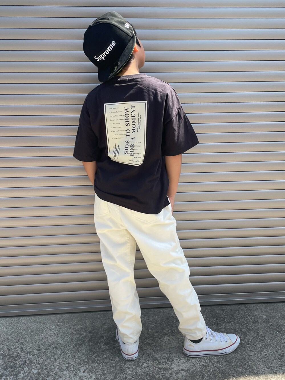 「キッズファッション、カジュアルコーデ、プチプラ、バックプリント、Tシャツ、夏だ！Tシャツ着よう！、モノトーンコーデ、ツイルパンツ、ホワイトパンツ、キャップ、キッズコーデ、コンバース、ラクチンコーデ、ストレッチパンツ、Tシャツコーデ」｜「Supreme のアイテム（キャップ、ブラック系）」を使った、ayaさん（キッズ・130cm）の春コーディネートの1枚目の写真