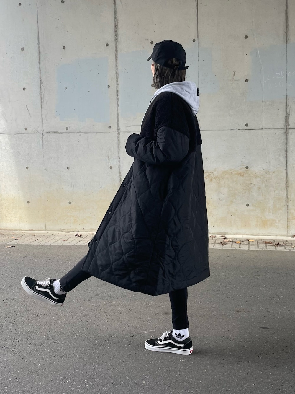 グレー系のパーカー、ブラック系のノーカラージャケット、ブラック系のその他パンツを着用したレディースの秋コーディネートの1枚目の写真