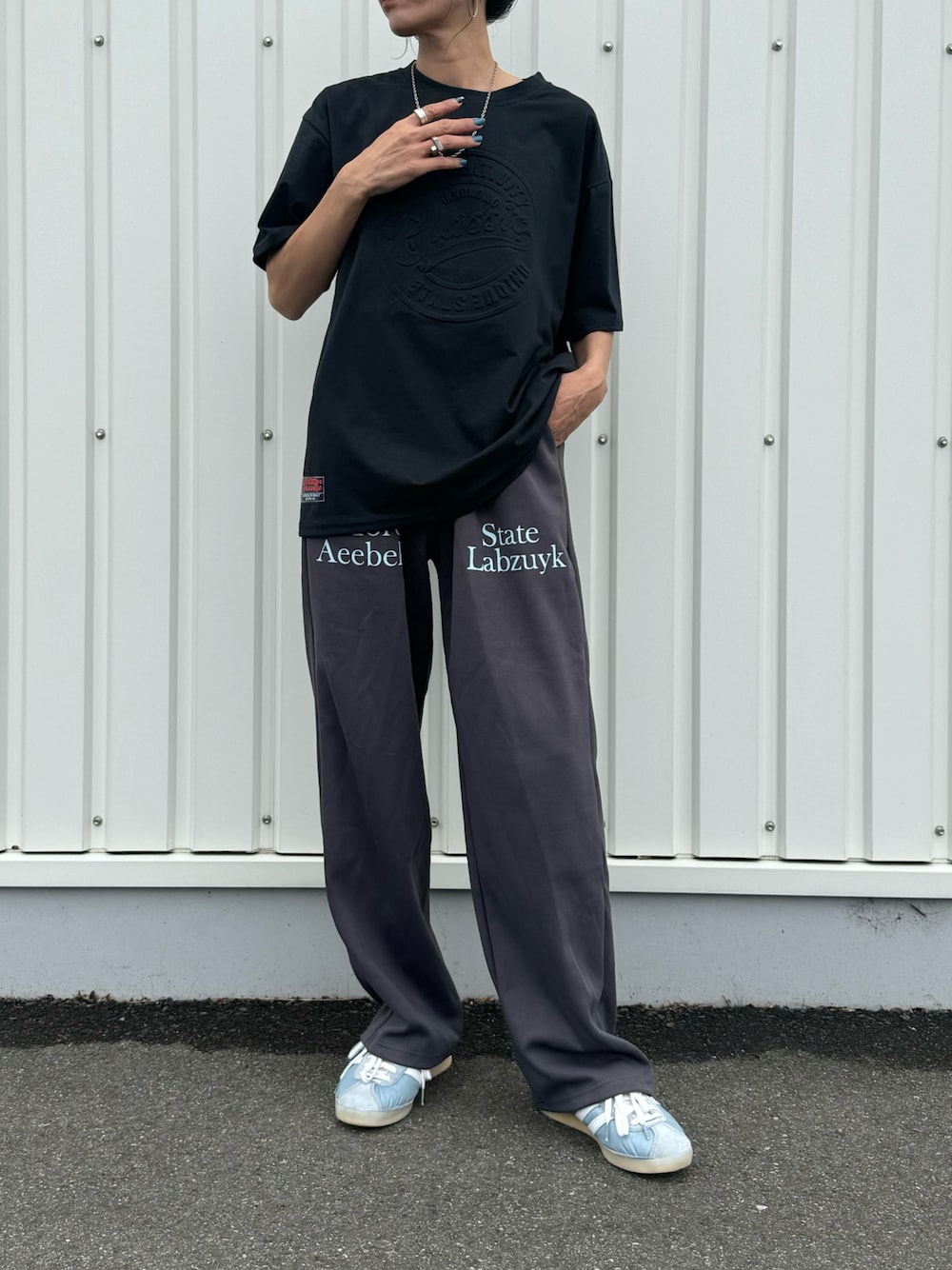 「ラフコーデ、スウェットパンツ、スウェット、休日スタイル、ママファッション、Tシャツ、最近のいい感じコーデ、ロゴT、ロゴスウェット、スニーカーコーデ、シンフルコーデ、お洒落さんとつながりたい、おしゃれさんと繋がりたい、ストリートコーデ、カジュアルコーデ」｜「copineのエンボスTシャツ(ブラック)（Tシャツ/カットソー、ブラック系）」を使った、ayaさん（レディース・161cm）の春コーディネートの1枚目の写真
