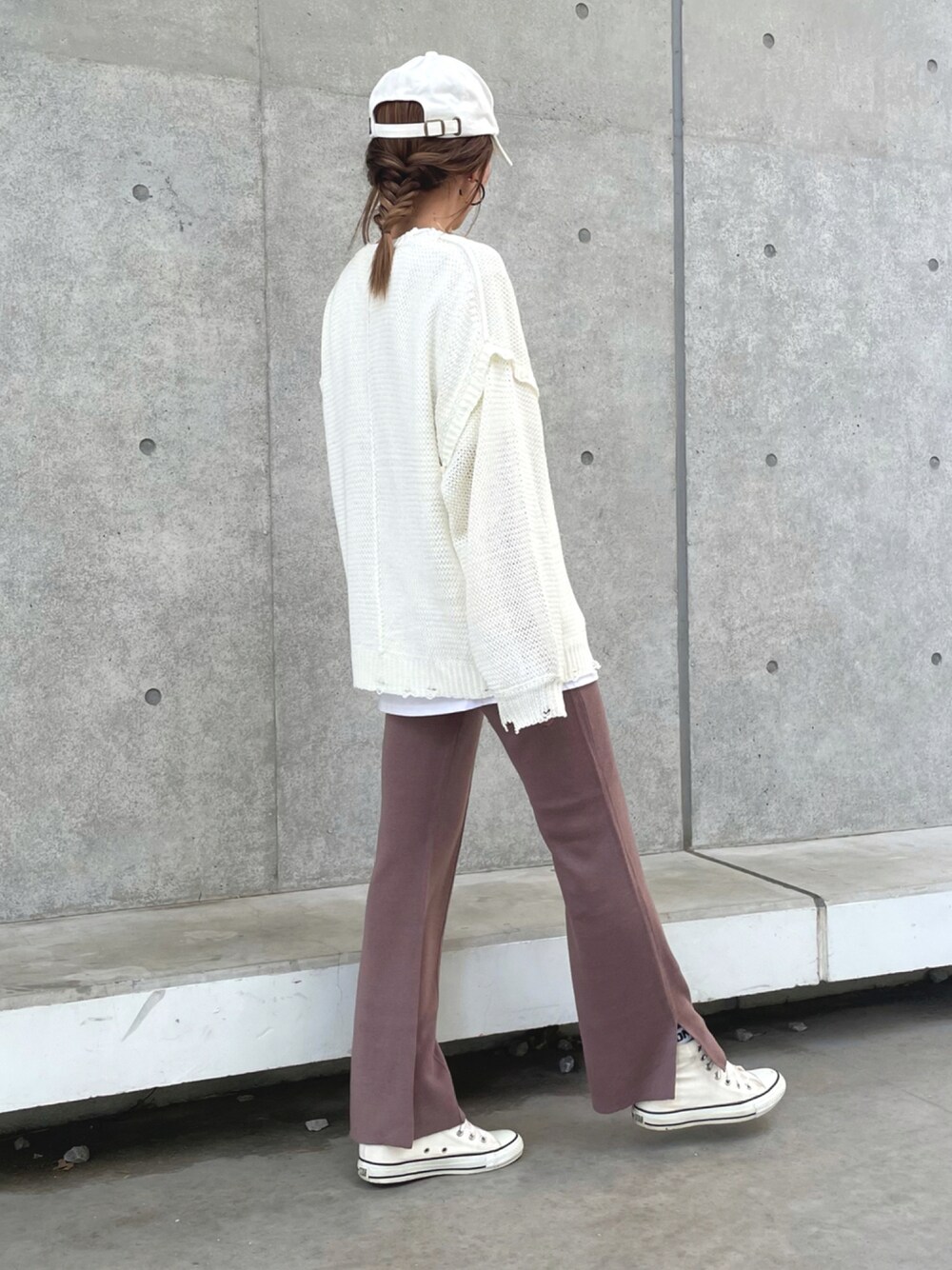 ホワイト系のニット/セーター、ブラウン系のその他パンツ、ホワイト系のスニーカーを着用したレディースの秋コーディネートの1枚目の写真