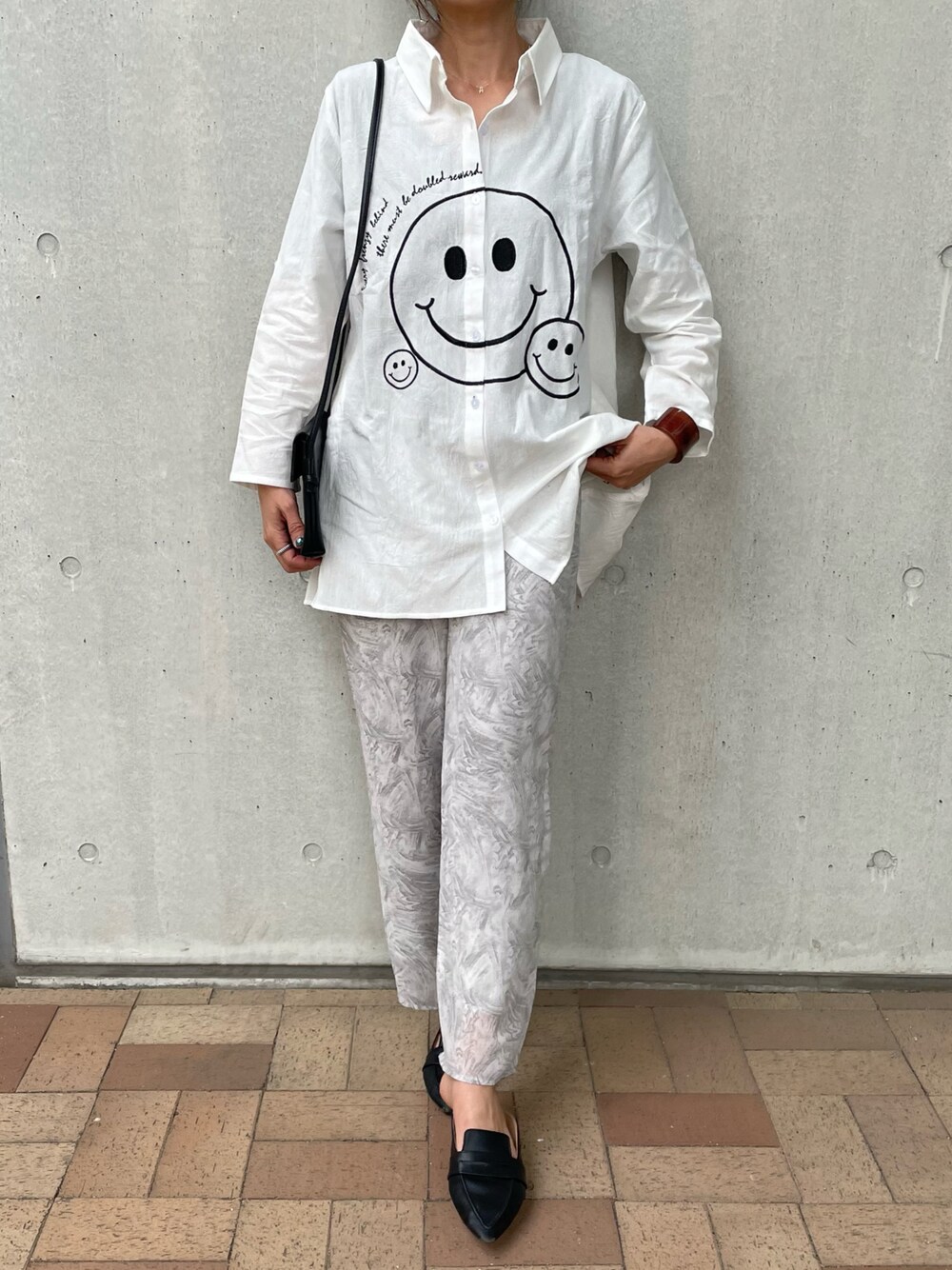「シンプルコーデ、プチプラ、オトナカジュアル、白シャツ、シャツスタイル、春コーデ、夏コーデ、ゆるコーデ、ショルダーバッグ、淡色コーデ、刺繍、ニコちゃん、着回しコーデ、オーバーサイズ、柄パンツ」｜「copineの刺繍ニコちゃんオーバーサイズシャツ(ホワイト)（シャツ/ブラウス、ホワイト系）」を使った、ayaさん（レディース・161cm）の春コーディネートの1枚目の写真