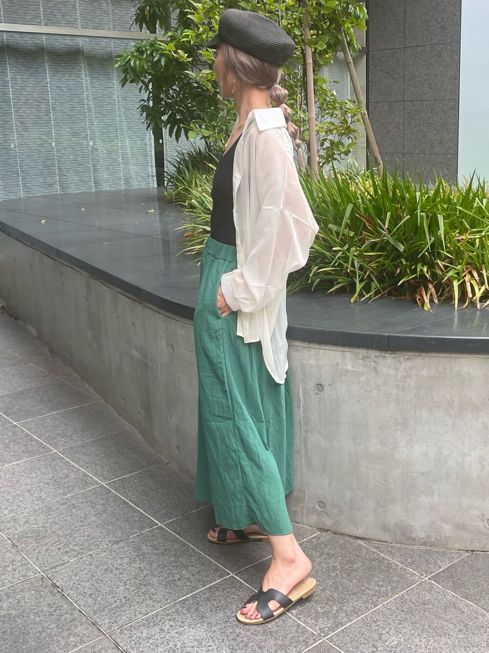 「大人カジュアル、ラクチンコーデ、プチプラコーデ、夏コーデ、ワイドパンツ、シアーシャツ、シャツスタイル、サンダル、カラーパンツ、グリーン、ゆるコーデ、カラーコーデ、リラックススタイル、シースルー、キャスケット」｜「copineのボリューム袖シアーシャツ（シャツ/ブラウス、ホワイト系）」を使った、ayaさん（レディース・161cm）の夏コーディネートの1枚目の写真