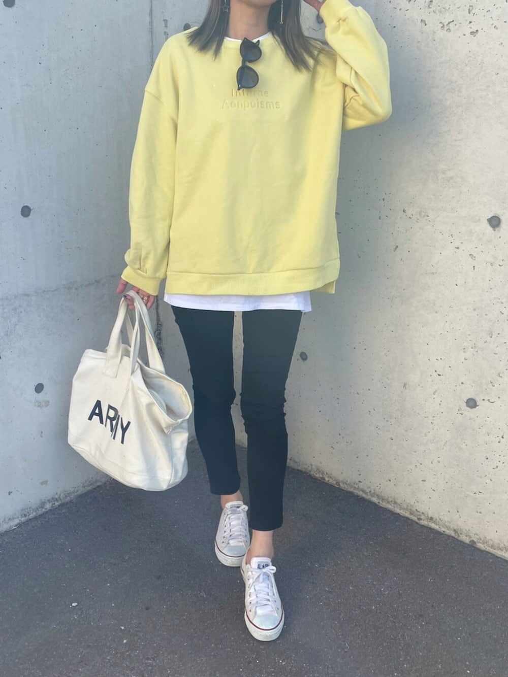 イエロー系のスウェット、ブラック系のその他パンツ、ホワイト系のスニーカーを着用したレディースの冬コーディネートの1枚目の写真