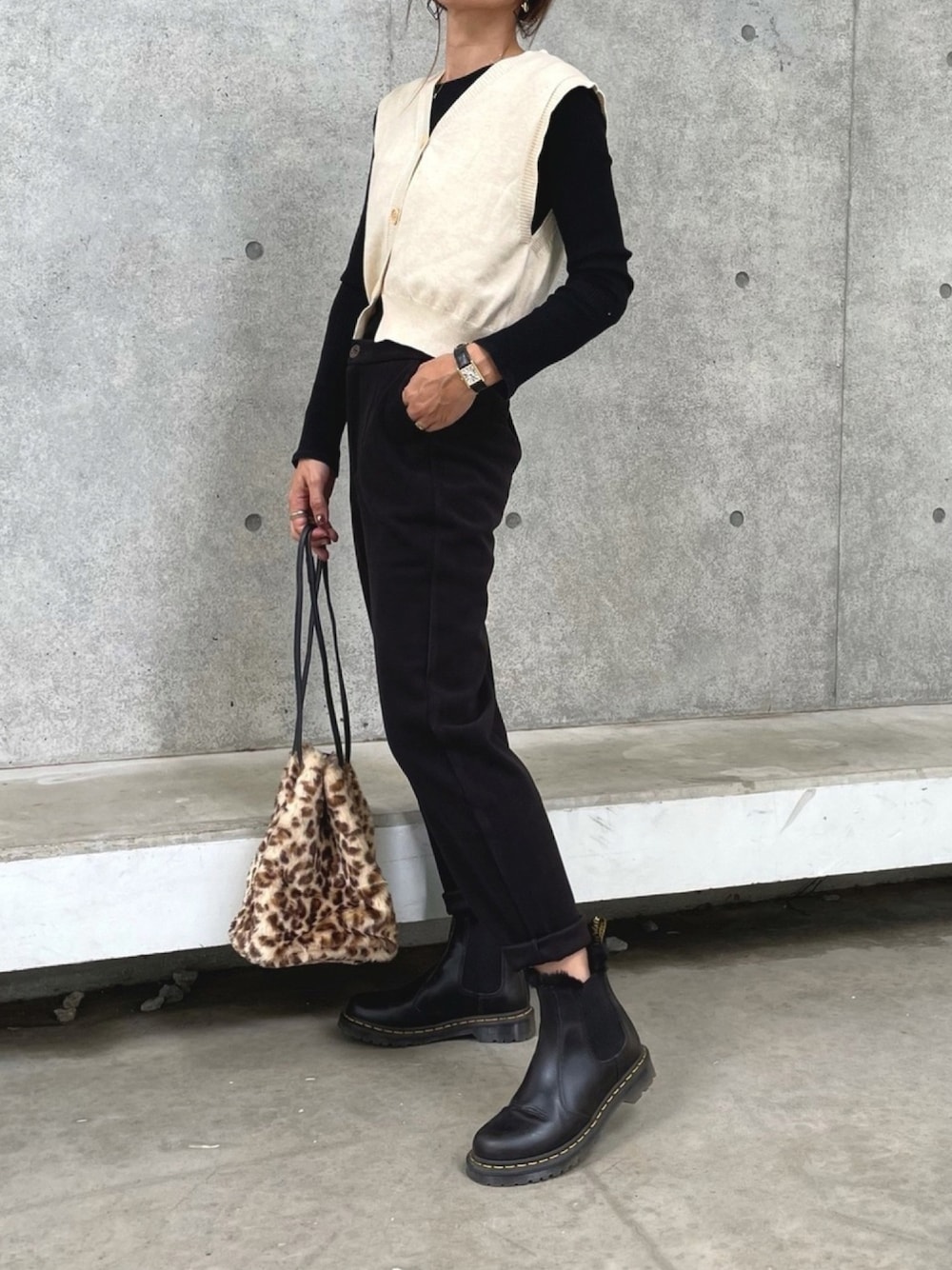 その他のTシャツ/カットソー、ブラック系のその他パンツ、その他のショルダーバッグを着用したレディースの秋コーディネートの1枚目の写真