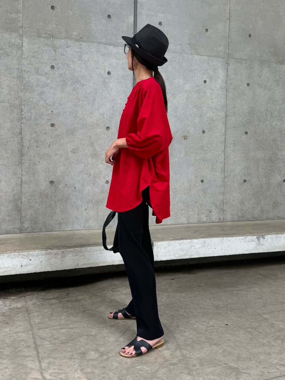 レッド系のTシャツ/カットソー、ブラック系のその他パンツ、その他のショルダーバッグを着用したレディースの夏コーディネートの1枚目の写真