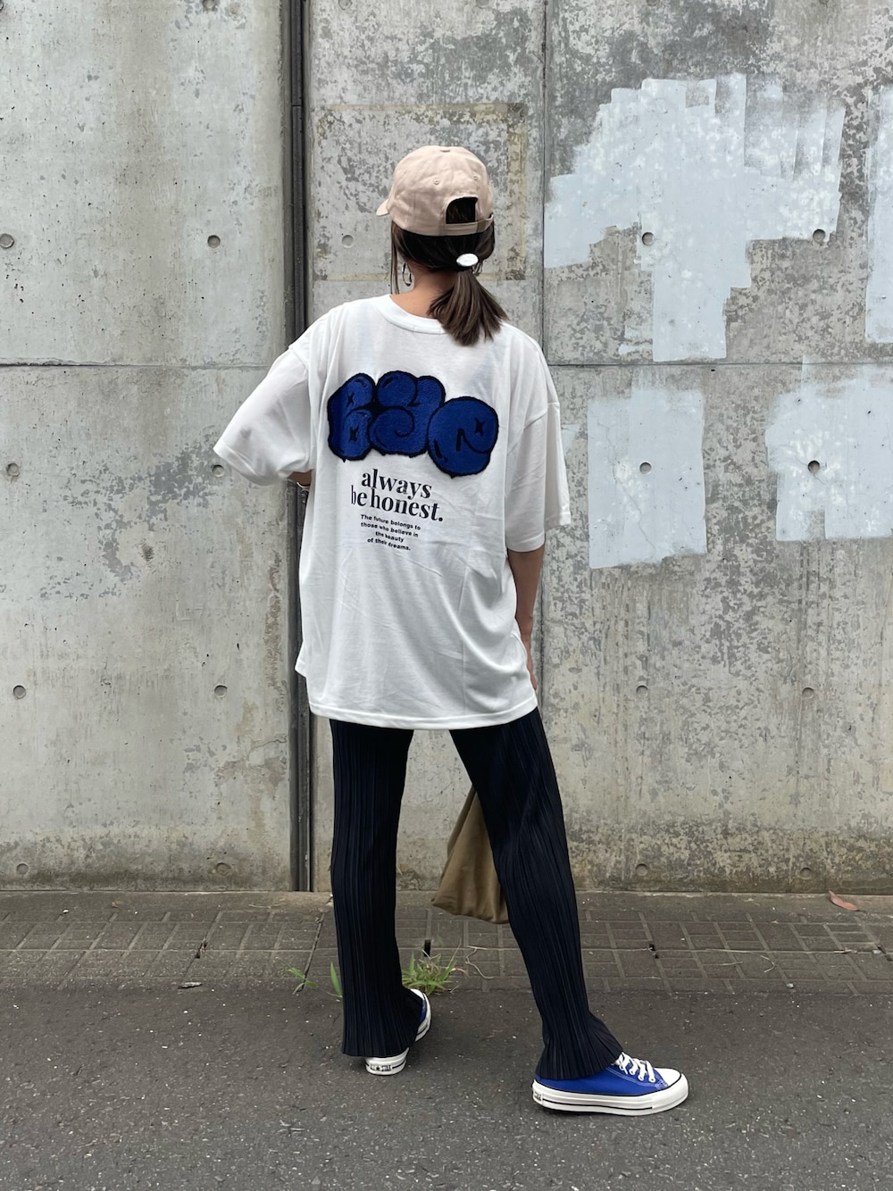 ホワイト系のTシャツ/カットソー、その他のエコバッグ/サブバッグ、ブルー系のスニーカーを着用したレディースの夏コーディネートの1枚目の写真