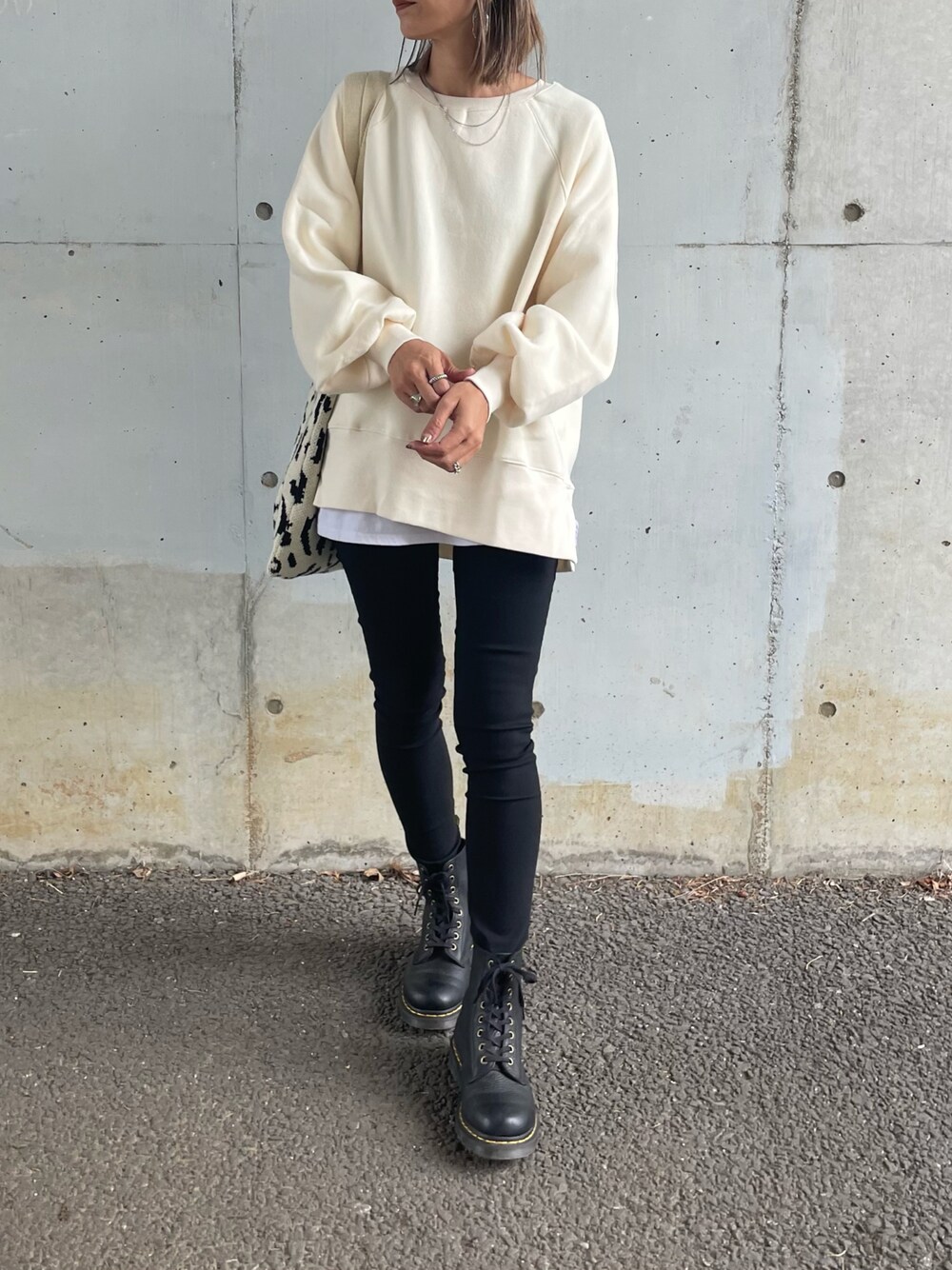 「秋冬コーデ、スウェット、シンプル、秋ルック紹介するよ、秋服、レオパード、ニット、ニットバッグ、モノトーンコーデ、ブーツ、Dr.Martens、オトナカジュアル、プチプラコーデ、キャップ、袖ボリューム」｜「copineのサイドジッパーオーバーサイズトレーナー(2color)（スウェット、ホワイト系）」を使った、ayaさん（レディース・161cm）の秋コーディネートの1枚目の写真