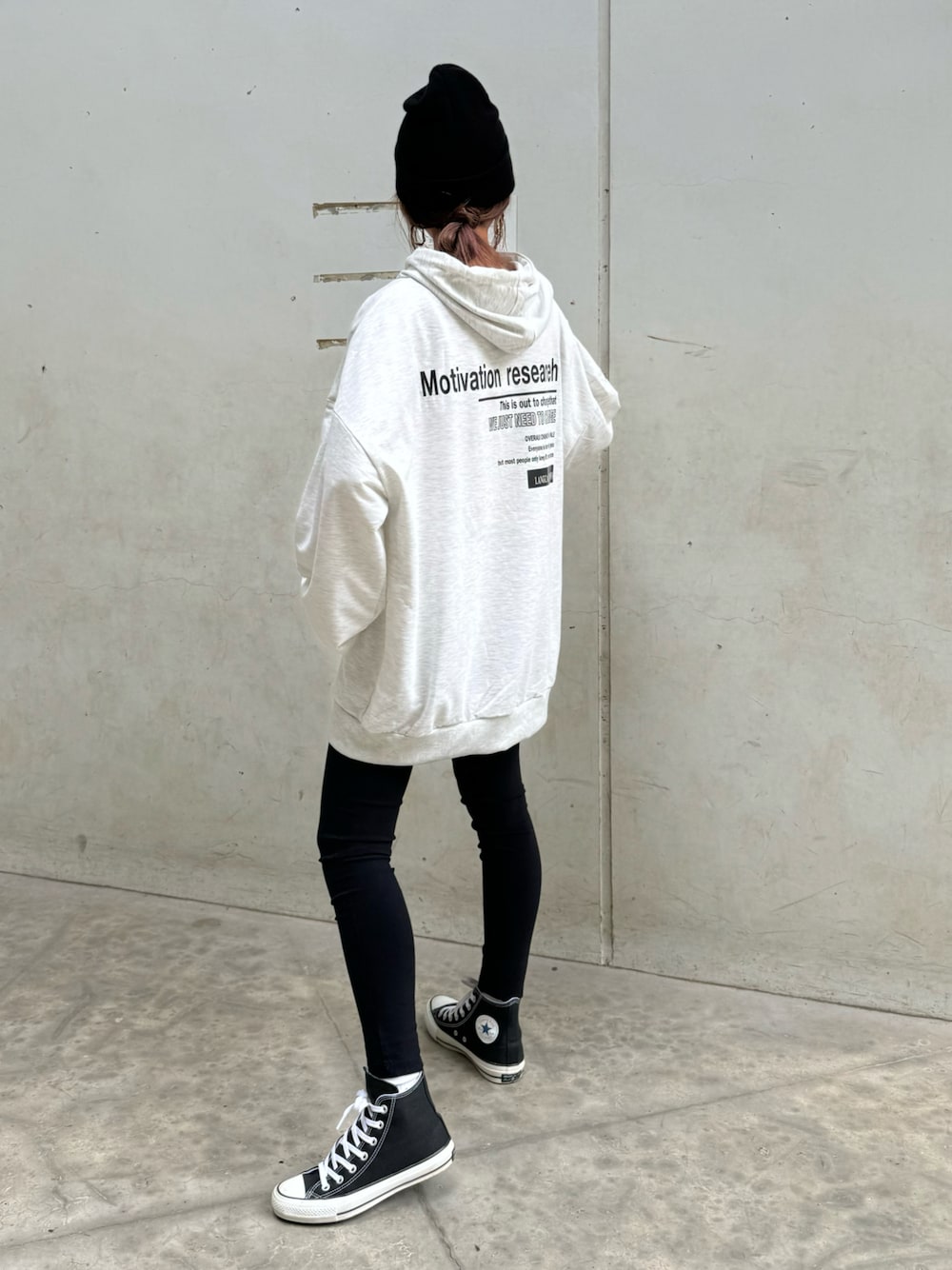 グレー系のパーカー、ブラック系のその他パンツ、ブラック系のスニーカーを着用したレディースの秋コーディネートの1枚目の写真