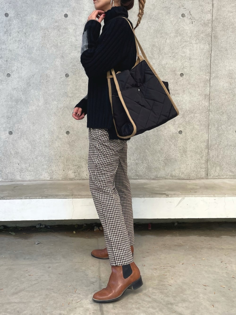 「クリスマスに着たい服、チェック柄に恋してる、チェックパンツ、ニット/セーター、タートルネックニット、おしゃれさんと繋がりたい、ショートブーツ、ニットコーデ、ブラックコーデ、キルティングバッグ、オトナカジュアル、GU、トートバッグ、ショルダーバッグ、シンプルコーデ」｜「copineの袖パッチワークデザインタートルニット（ニット/セーター、ブラック系）」を使った、ayaさん（レディース・161cm）の冬コーディネートの1枚目の写真