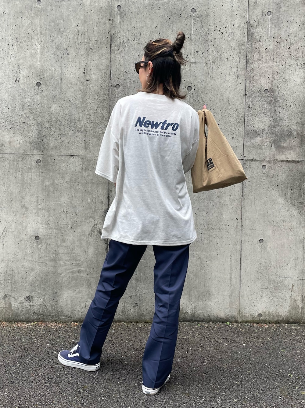 グレー系のTシャツ/カットソー、ブルー系のチノパンツ、その他のエコバッグ/サブバッグを着用したレディースの夏コーディネートの1枚目の写真