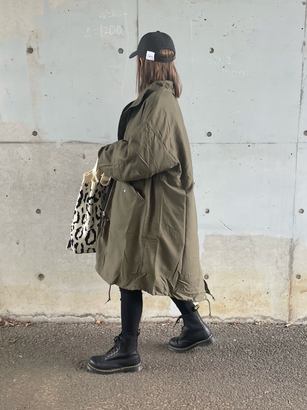 「ゆるコーデ、モッズコート、M65、キルティング、3way、シンプルスタイル、メンズライク、カーキ、着回しコーデ、Dr.Martens、レオパード、トートバッグ、キャップ、ビッグシルエット、お洒落さんとつながりたい」｜「copineのM65 キルティングライナー付き3WAYモッズコート（モッズコート、グリーン系）」を使った、ayaさん（レディース・161cm）の秋コーディネートの1枚目の写真