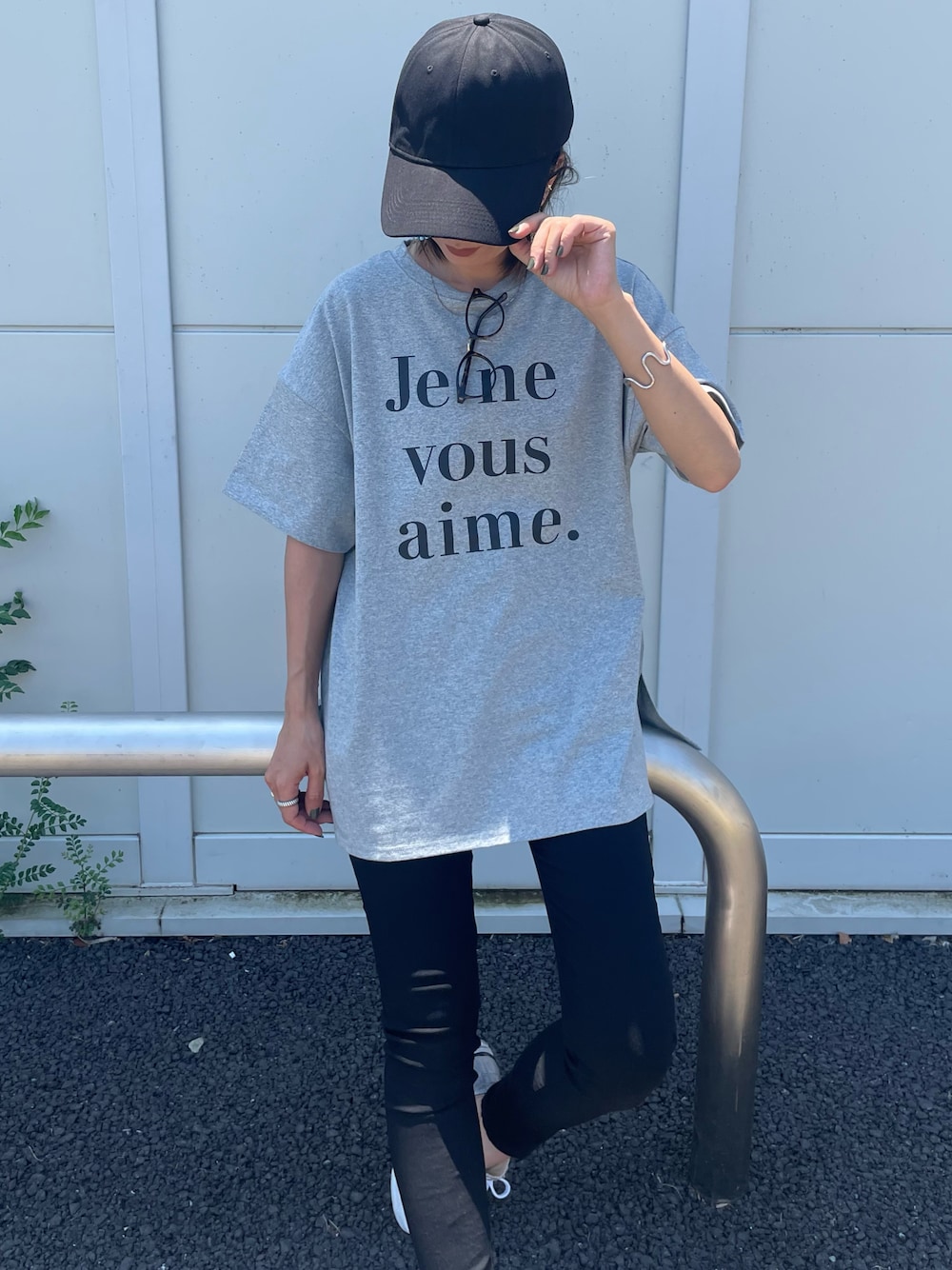 「大人カジュアル、Tシャツ、ロゴT、スニーカー、シンプルコーデ、夏コーデ、夏だ！Tシャツ着よう！、レギパン、ヘルメット、自転車スタイル、シンプル、シルバーシューズ、モノトーン、お洒落さんとつながりたい、プチプラコーデ」｜「copineのロゴプリントビッグT（グレー）（Tシャツ/カットソー、グレー系）」を使った、ayaさん（レディース・161cm）の夏コーディネートの1枚目の写真