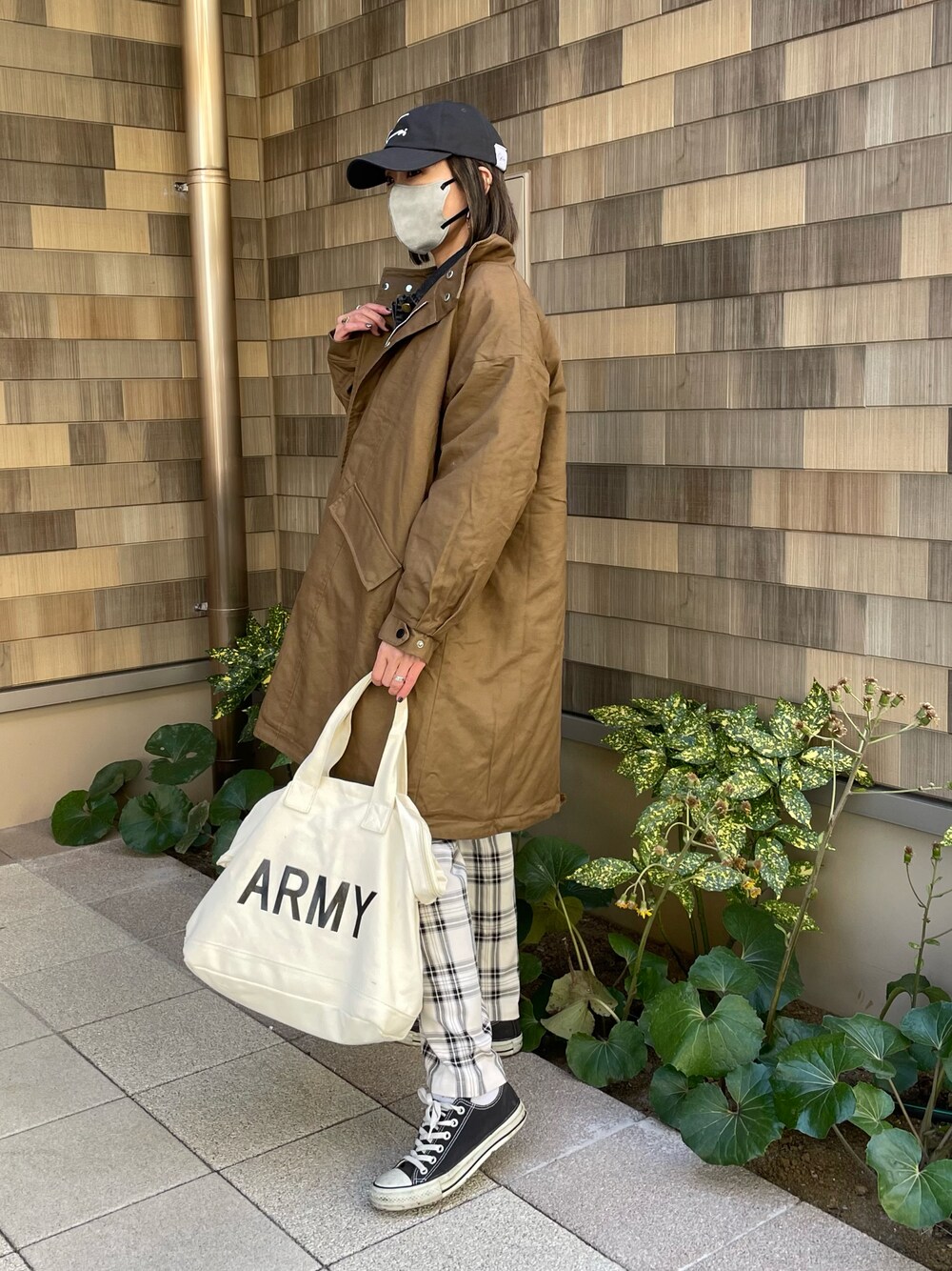 「ECRIRE、エクリール、カジュアルコーデ、3way、チェックパンツ、オトナカジュアル、デニムベスト、トートバッグ、シンプルコーデ、ベスト、ミリタリー、お洒落さんとつながりたい、ほめられ本命コーデ、パンツスタイル、ミリタリーコート」｜「ECRIREの【creamコラボ】レイヤードミリタリーコート（ミリタリージャケット、グリーン系）」を使った、ayaさん（レディース・161cm）の冬コーディネートの1枚目の写真