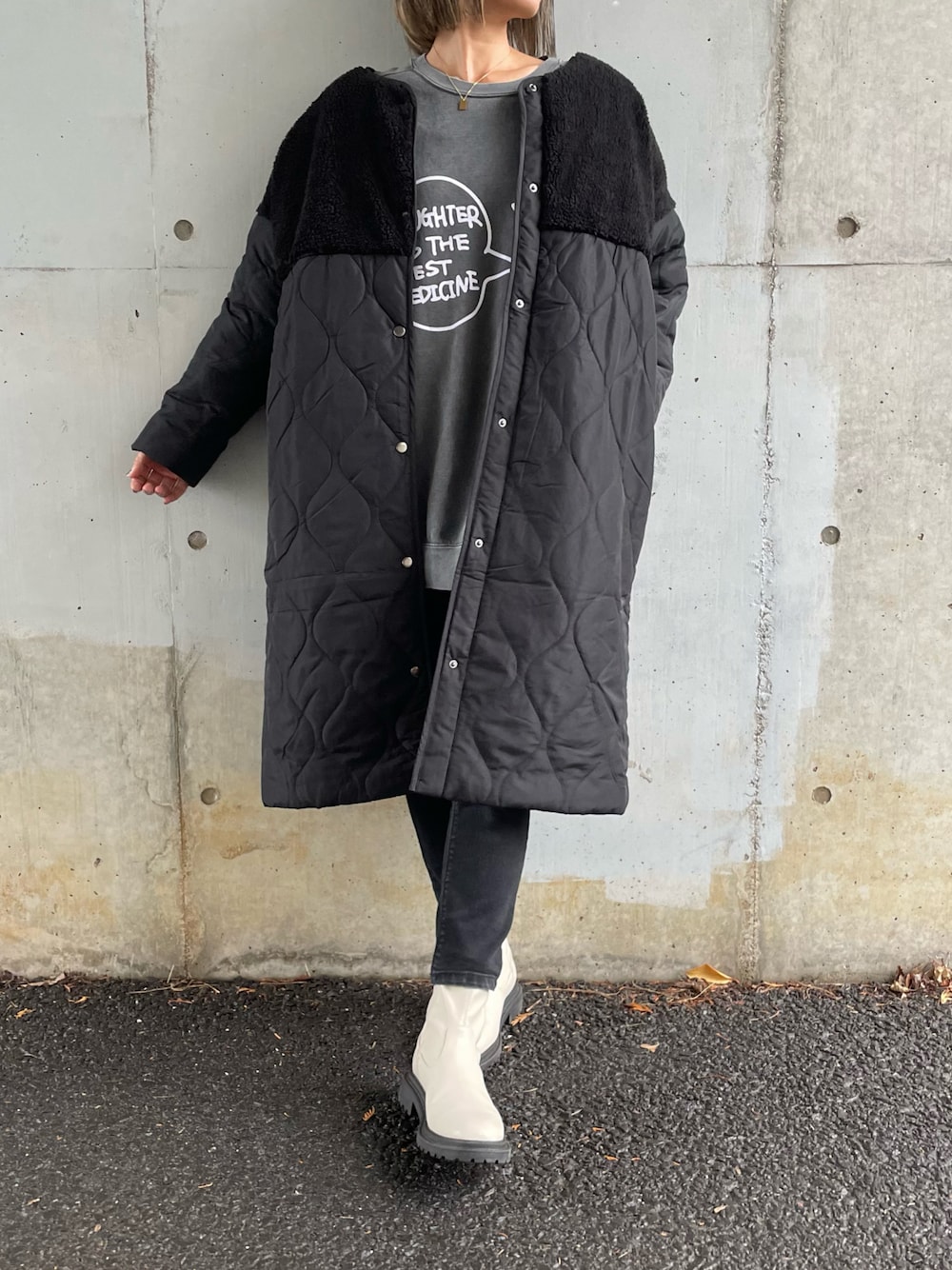 ブラック系のノーカラージャケット、ブラック系のスウェット、ブラック系のその他パンツを着用したレディースの冬コーディネートの1枚目の写真