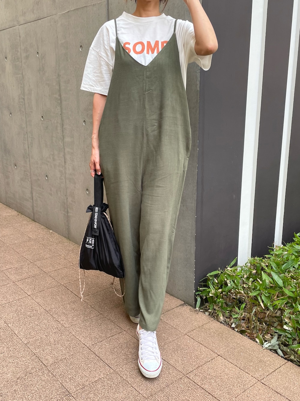 「春コーデ、ラクチンコーデ、サロペット、キャミサロペット、ロゴT、大人カジュアル、カーキ、Tシャツ、スニーカーコーデ、オーバーサイズ、ゆるコーデ、夏コーデ、シンプルコーデ、プチプラコーデ、春夏コーデ」｜「copineのサイドスリットビッグロゴプリントTシャツ(4color)（Tシャツ/カットソー、ホワイト系）」を使った、ayaさん（レディース・161cm）の春コーディネートの1枚目の写真