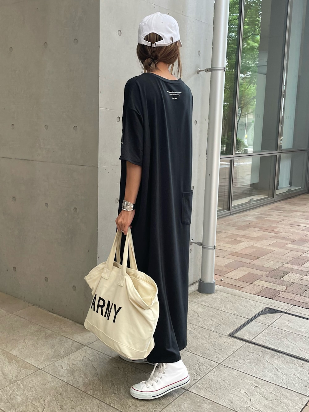 「夏コーデ、大人カジュアル、プチプラコーデ、Tシャツワンピ、ロングワンピース、ワンピース、トートバッグ、ワンピース×スニーカー、キャップ、モノトーン、カジュアル、ママコーデ、ゆるコーデ、お洒落さんとつながりたい、ワンピーススタイル」｜「copineの胸ポケットロゴ&バックロゴゆったりTシャツワンピース(ブラック)（ワンピース、ブラック系）」を使った、ayaさん（レディース・161cm）の夏コーディネートの1枚目の写真