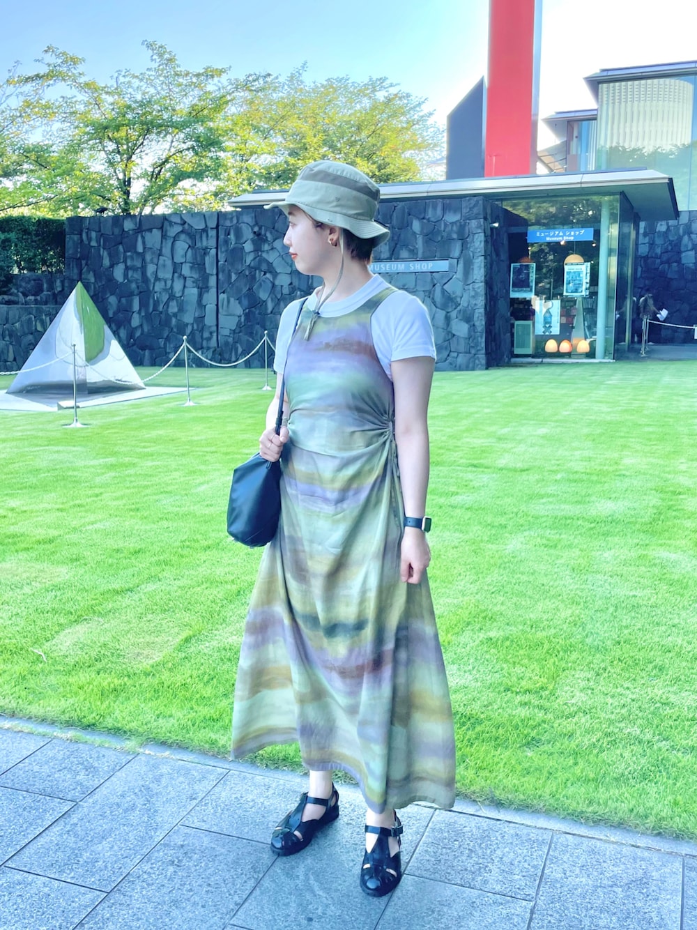 「大人カジュアル、休日コーデ、ワンピース、白Tシャツ、UNIQLO U、UNIQLO、グルカサンダル、Tシャツ、サンダルコーデ、オトナカワイイ、今日のコーデ、アウトドアミックス、MM6、Littlesuzie、ワンピーススタイル」｜「MM6 Maison MargielaのMM6 Japanese Crossbody BAG（ショルダーバッグ、ブラック系）」を使った、maiさん（レディース・158cm）の夏コーディネートの1枚目の写真