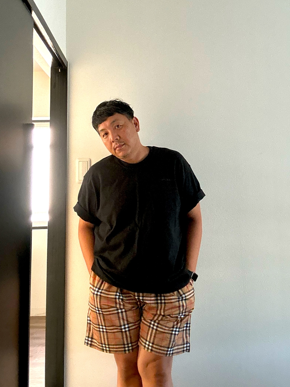 「adidas、adidas originals、humanrace、burberry、アディダス、バーバリー、ビッグT、ショートパンツ」｜「BURBERRYのアイテム（パンツ、ベージュ系）」を使った、伊藤孝法さん（メンズ・165cm）の秋コーディネートの1枚目の写真