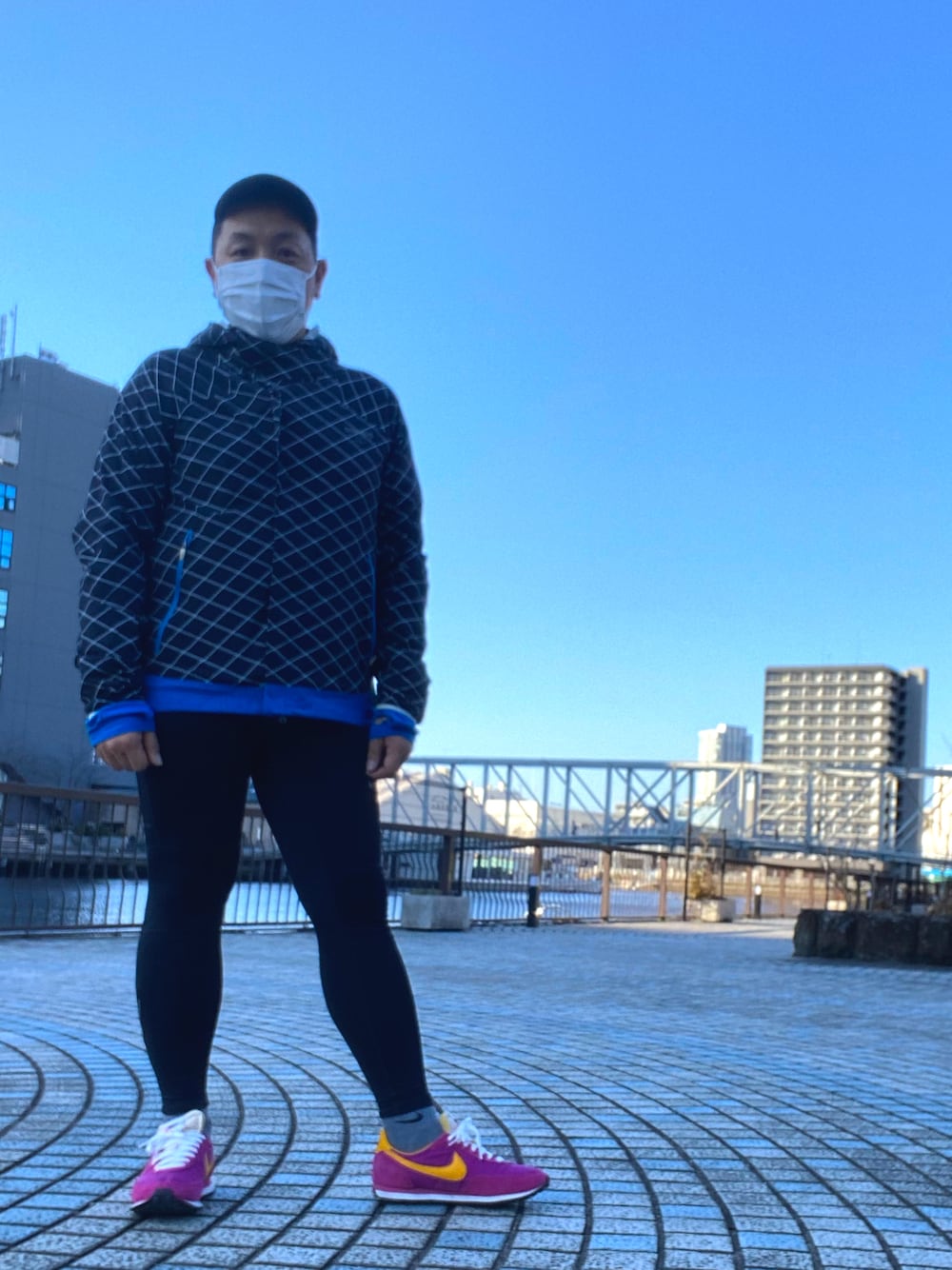 「NIKE、gyakusou、UNDER COVER、ACG、nike acg、マラソン、ランニング、ランニングスタイル」｜「GYAKUSOUのNike Gyakusou Shield Runner Jacket（ナイロンジャケット、ブルー系）」を使った、伊藤孝法さん（メンズ・165cm）の春コーディネートの1枚目の写真
