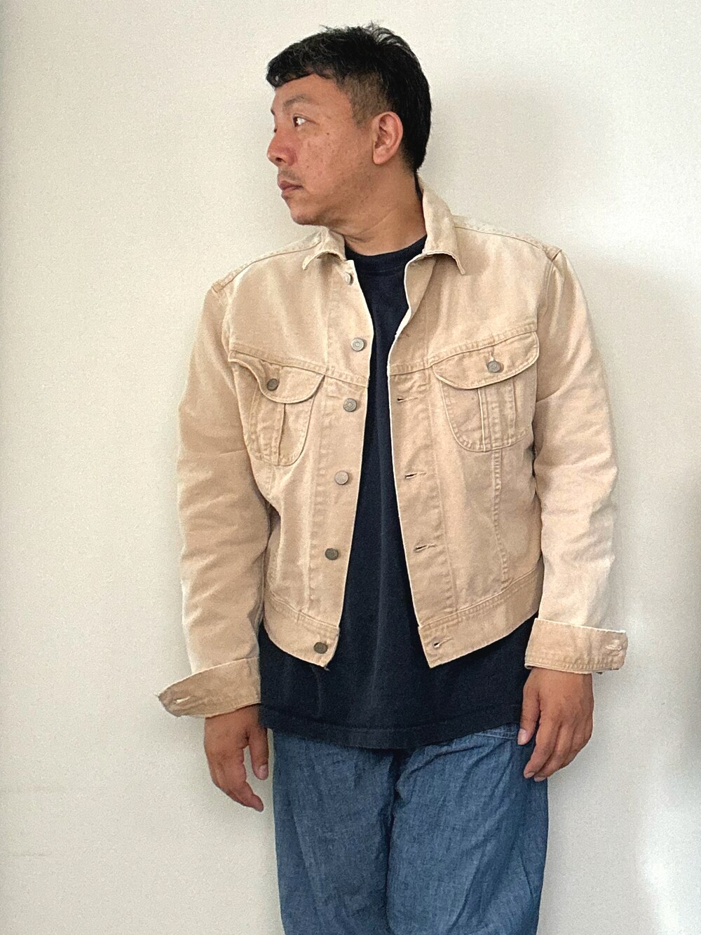 「rrl、carhartt、POST O’ALLS、Gジャン、シャンブレーパンツ、ロンT」｜「RRLのアイテム（デニムジャケット、ベージュ系）」を使った、伊藤孝法さん（メンズ・165cm）の夏コーディネートの1枚目の写真