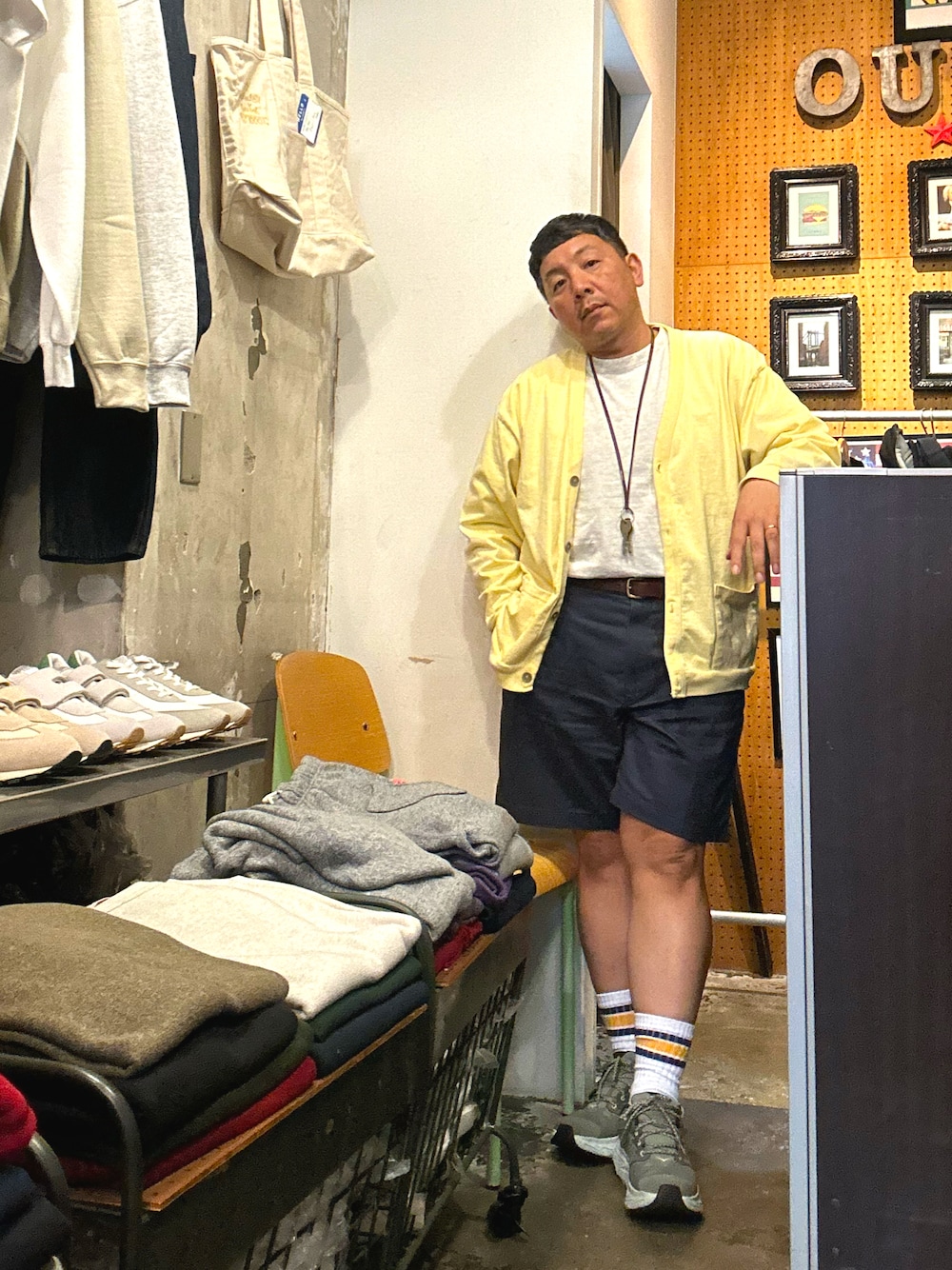 「HERMES、l.l.bean、HOKAONEONE、タックイン、カーディガン、ショートパンツ、ラインソックス、ゴアテックススニーカー」｜「ONEITAのアイテム（カーディガン/ボレロ、イエロー系）」を使った、伊藤孝法さん（メンズ・165cm）の夏コーディネートの1枚目の写真