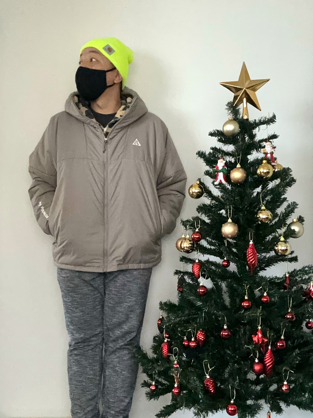 「GU、ACG、nike acg、carhartt、パデッドジャケット、ニット帽、パーカー、スウエットパンツ」｜「NIKE ACGのアイテム（その他アウター、ベージュ系）」を使った、伊藤孝法さん（メンズ・165cm）の冬コーディネートの1枚目の写真