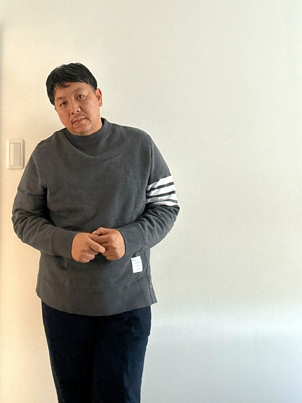 「THOM BROWNE、BROOKS BROTHERS、スウエット、チノパン」｜「THOM BROWNEのSTRIPED LOOPBACK COTTON JERSEY SWEATSHIRT（スウェット、グレー系）」を使った、伊藤孝法さん（メンズ・165cm）の冬コーディネートの1枚目の写真