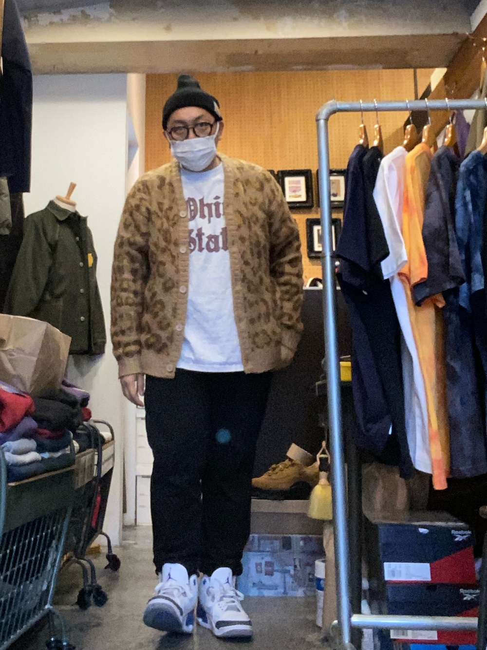 「JORDAN3、Jordan、NIKE、Champion、68&brothers、Output、carhartt、FLYING TIGERS、ひょう柄、めがね」｜「NIKEのアイテム（スニーカー、ホワイト系）」を使った、伊藤孝法さん（メンズ・165cm）の冬コーディネートの1枚目の写真