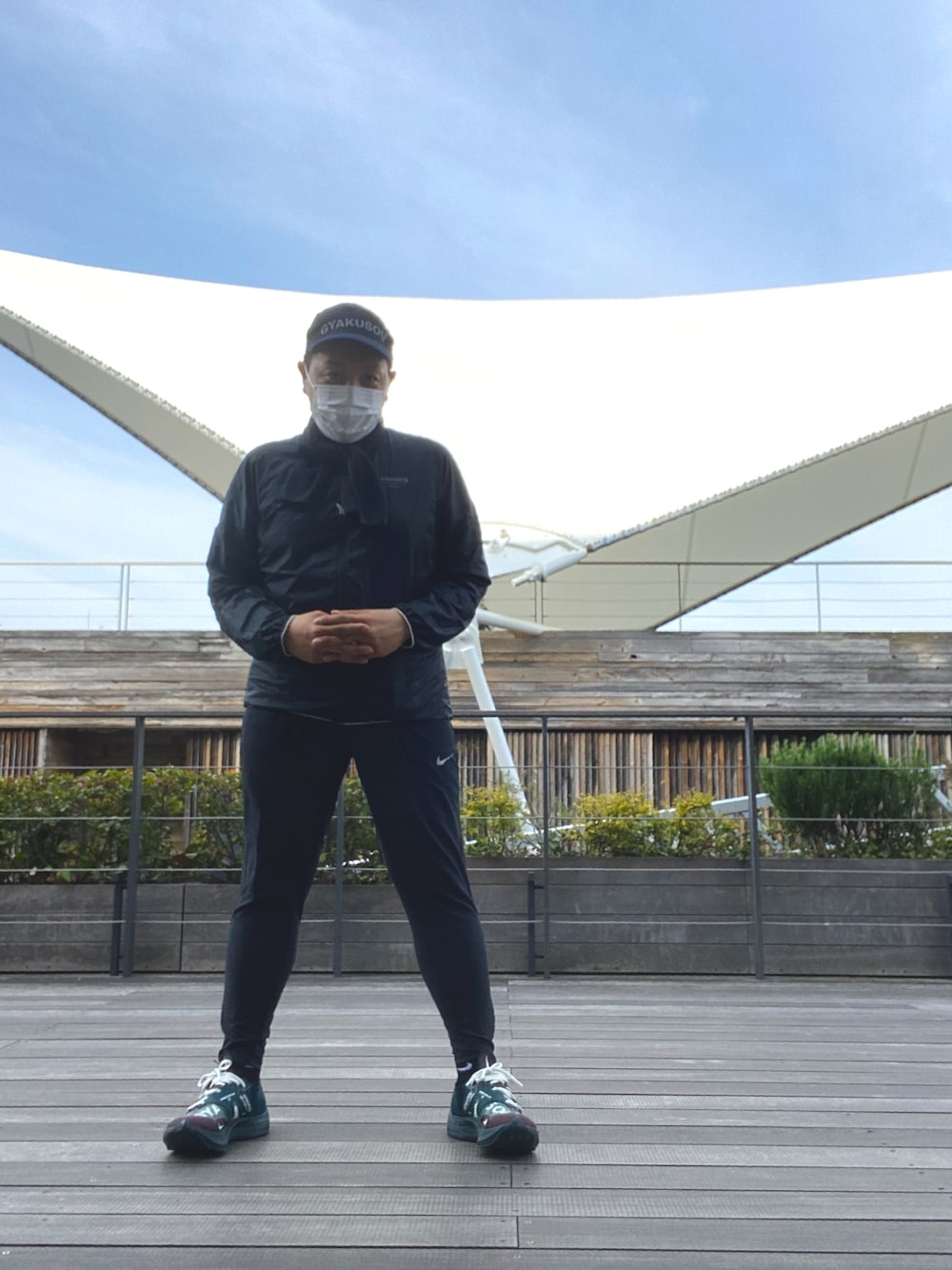 「gyakusou、NIKE、ランニングスタイル、ランニングシューズ、マラソン」｜「GYAKUSOUのアイテム（スニーカー、その他）」を使った、伊藤孝法さん（メンズ・165cm）の春コーディネートの1枚目の写真