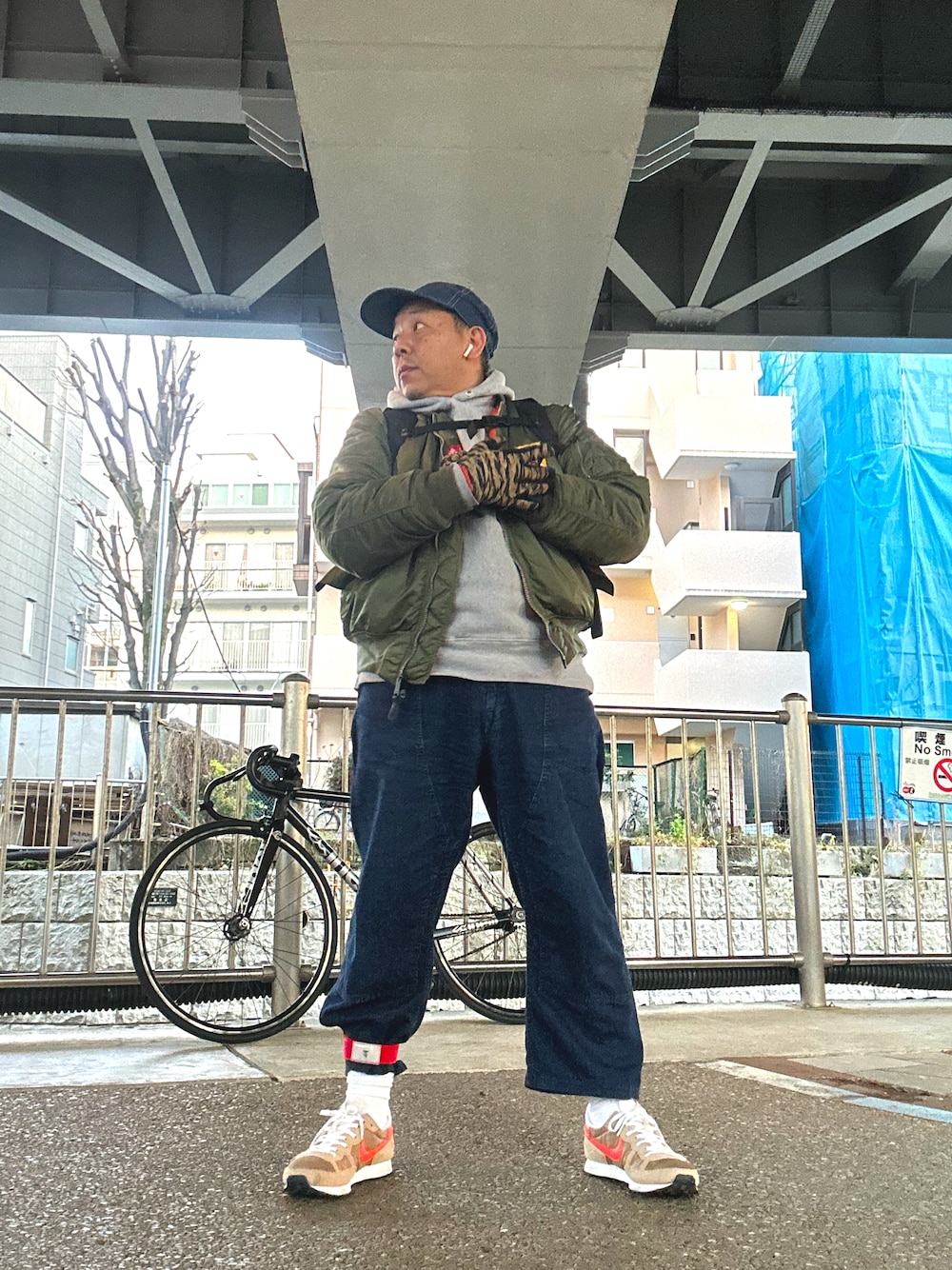 「ロードバイク、MA-1、CAP、パーカー、デニムパンツ、スニーカー、payday、Champion、alpha、POST O’ALLS」｜「NIKEのアイテム（スニーカー、ベージュ系）」を使った、伊藤孝法さん（メンズ・165cm）の春コーディネートの1枚目の写真