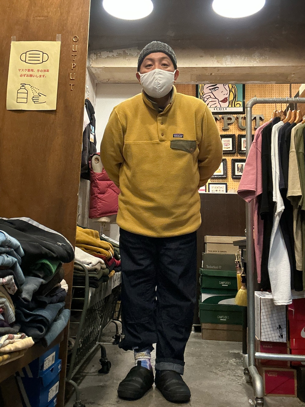 「THE NORTH FACE、POST O’ALLS、パタゴニア、HIGHLAND 2000、フリースジャケット、バギーデニム、タイダイソックス、シンチラ」｜「THE NORTH FACEのアイテム（その他シューズ、グレー系）」を使った、伊藤孝法さん（メンズ・165cm）の冬コーディネートの1枚目の写真