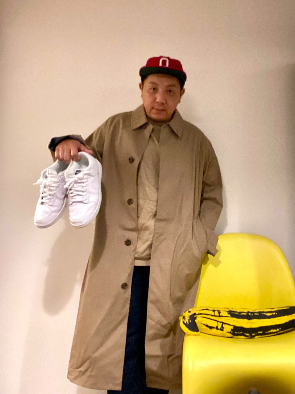 「EBBETS FIELD FLANNELS、Output、UNIQLO U、supreme、NIKE、nike dunk、NIKE DUNK LOW、ベースボールキャップ、ステンカラーコート、デニム、白スニーカー」｜「NIKEのアイテム（スニーカー、ホワイト系）」を使った、伊藤孝法さん（メンズ・165cm）の秋コーディネートの1枚目の写真
