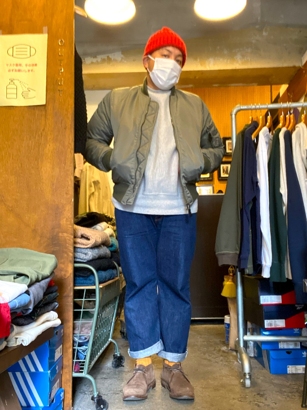 「MA-1、Champion、Bowery Blue Makers、コンビニエンスウェア、ALDEN、HIGHLAND 2000、ニット帽、チャッカブーツ、デニム」｜「ALDENのアイテム（ブーツ、ブラウン系）」を使った、伊藤孝法さん（メンズ・165cm）の冬コーディネートの1枚目の写真