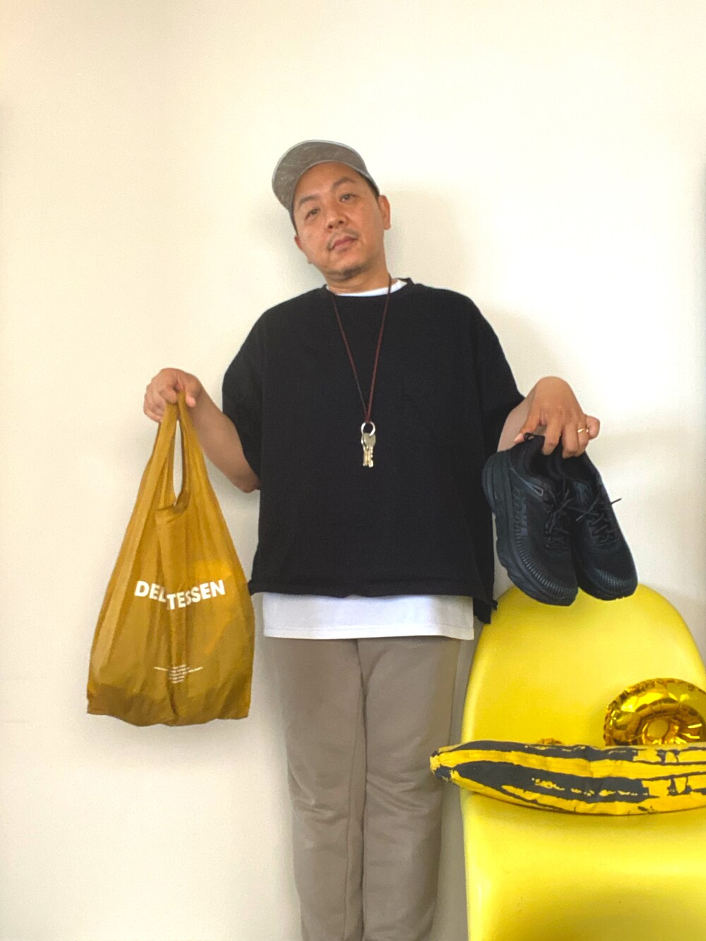 「lululemon、UNIQLO U、GU、HOKAONEONE、MR.GENTLEMAN、HERMES、キャップ、ビッグシルエット、スウエットパンツ、スニーカー、エコバッグ」｜「HOKAのアイテム（スニーカー、ブラック系）」を使った、伊藤孝法さん（メンズ・165cm）の春コーディネートの1枚目の写真