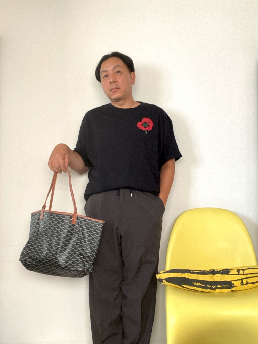 「KENZO、UNIQLO U、goyard、Tシャツ、タックイン、モノトーン、トートバッグ、トラウザーパンツ」｜「KENZOのアイテム（Tシャツ/カットソー、ブラック系）」を使った、伊藤孝法さん（メンズ・165cm）の夏コーディネートの1枚目の写真