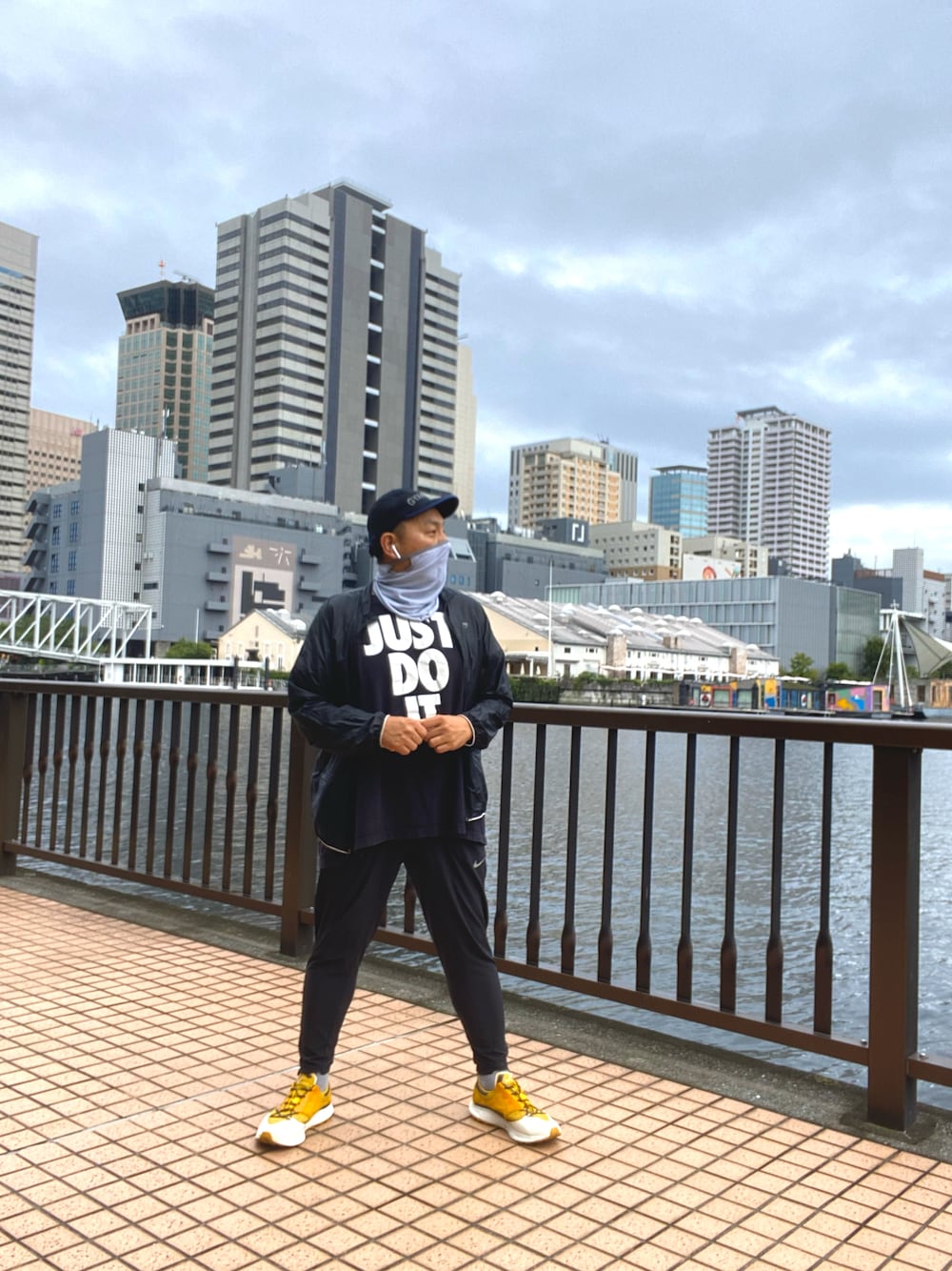「NIKE、gyakusou、ランニング、ランニングシューズ、ランニングスタイル」｜「GYAKUSOUのアイテム（スニーカー、イエロー系）」を使った、伊藤孝法さん（メンズ・165cm）の秋コーディネートの1枚目の写真