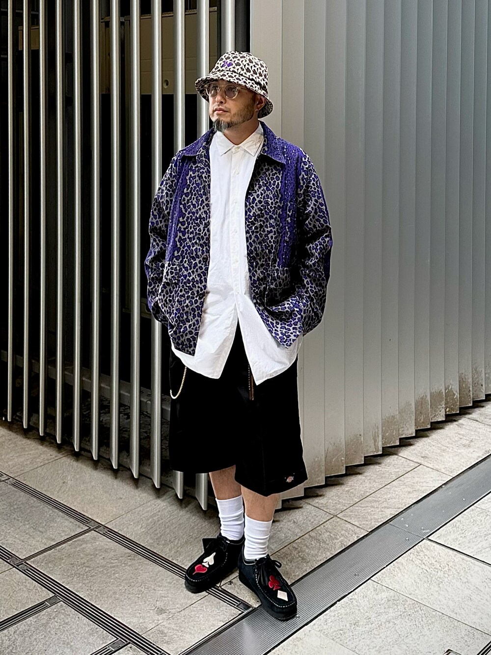 ブラック系のパンツ、ブラック系のシューズ、パープル系のジャケット/アウターを着用したメンズの秋コーディネートの1枚目の写真