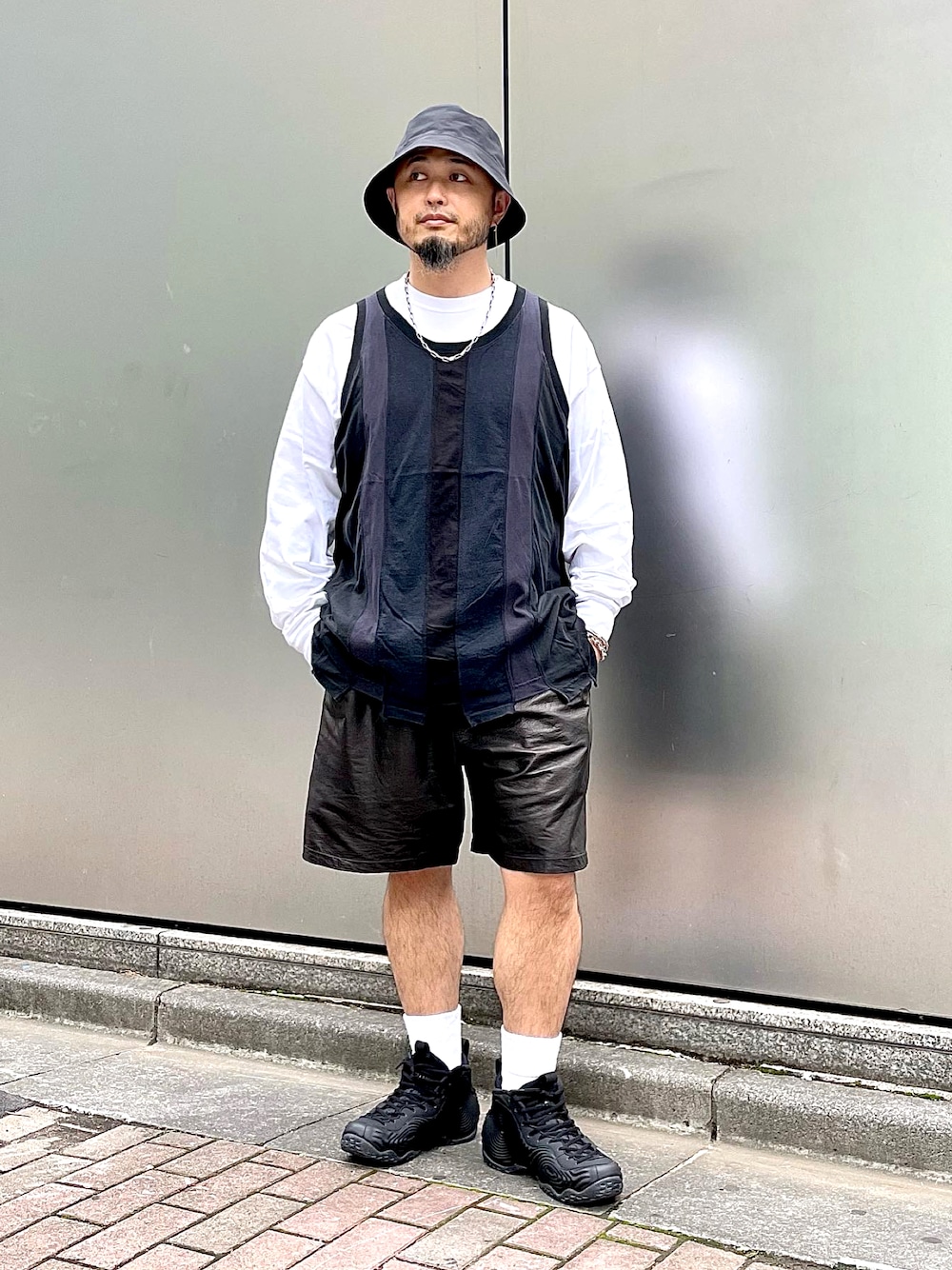 「シンプル、大人カジュアル、カジュアル、リラックススタイル、スニーカーコーデ、秋冬コーデ、シルバーアクセサリー、バケットハット、レイヤードスタイル、ロンt、黒パンツ」｜「ARC'TERYX VEILANCEのアイテム（ハット、ブラック系）」を使った、Yoshihito Hayashiさん（メンズ・170cm）の秋コーディネートの1枚目の写真