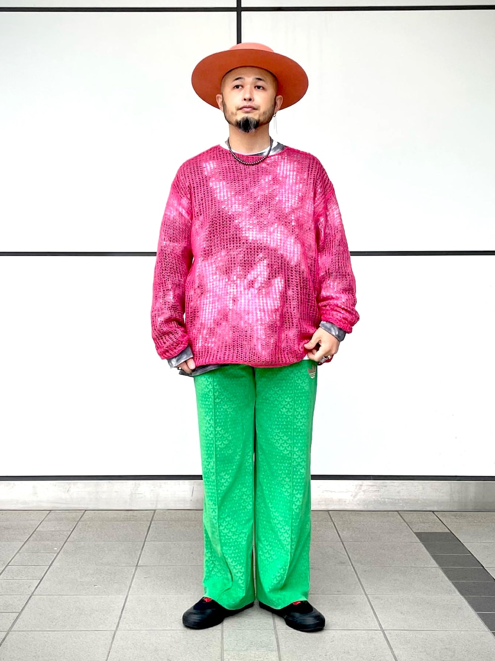 「秋のコーデ、シンプルスタイル、カジュアルコーデ、グリーン、ピンク、カラフル、ハット、ニット、トラックパンツ、adidas、レイヤードスタイル、シルバーアクセサリー、秋ルック紹介するよ」｜「TheFatHatterのアイテム（ハット、ピンク系）」を使った、Yoshihito Hayashiさん（メンズ・170cm）の秋コーディネートの1枚目の写真