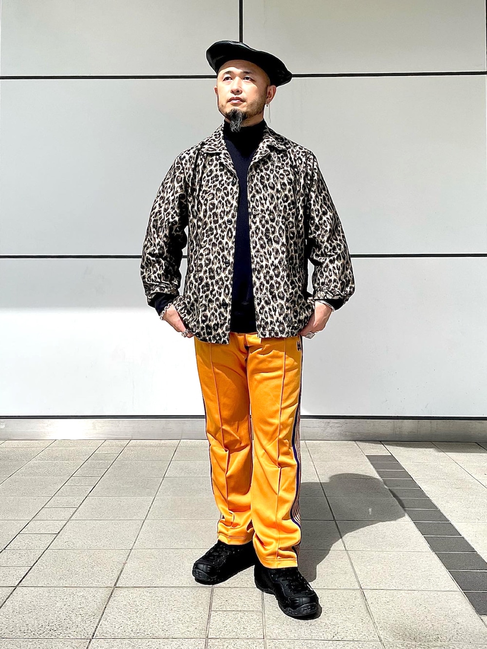 「秋服、シンプルコーデ、オトナカジュアル、きれいめカジュアル、ベレー帽、タートルネック、トラックパンツ、NEEDLES、シャツスタイル、ストリートコーデ、スニーカー」｜「Needlesのアイテム（パンツ、イエロー系）」を使った、Yoshihito Hayashiさん（メンズ・170cm）の秋コーディネートの1枚目の写真