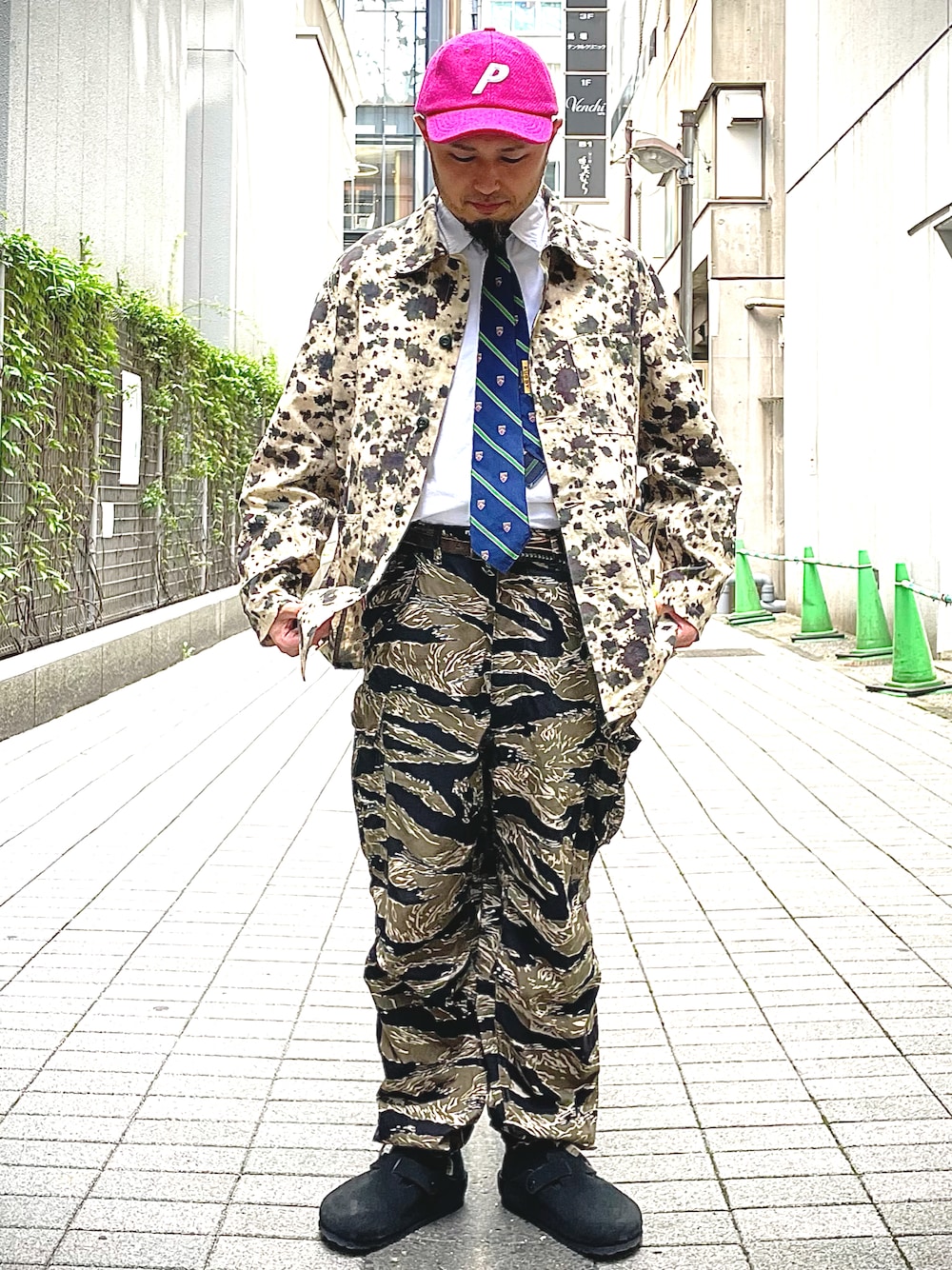 「カジュアルコーデ、シンプル、ミリタリー、秋コーデ、迷彩、カーゴパンツ、キャップ、ネクタイ、サンダル、タックイン、秋服、シャツスタイル」｜「BEAMS JAPANのアイテム（カーゴパンツ、その他）」を使った、Yoshihito Hayashiさん（メンズ・170cm）の秋コーディネートの1枚目の写真