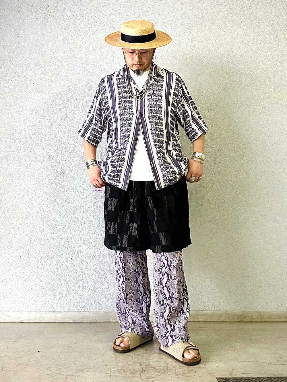 ホワイト系のシャツ/ブラウス、ブラック系のパンツ、パープル系のパンツを着用したメンズの夏コーディネートの1枚目の写真