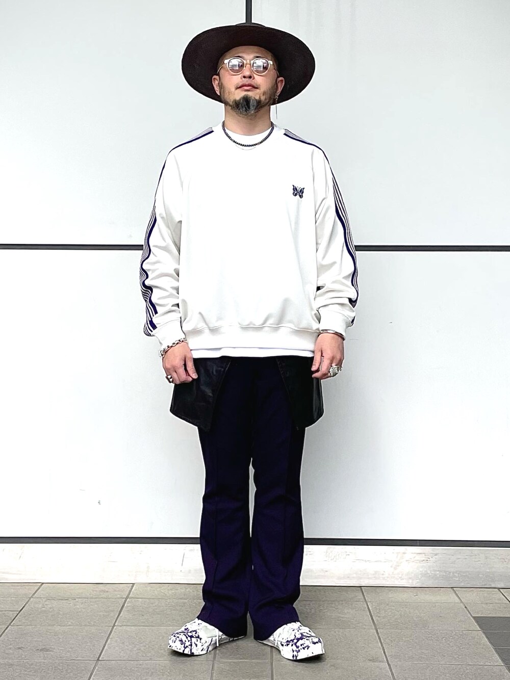 「オトナカジュアル、シンプルコーデ、春夏コーデ、フレアパンツ、エプロン、ハット、サングラス、レイヤードスタイル、スニーカー、NEEDLES、ホワイトコーデ、パープル、シルバーアクセサリー、きれいめカジュアル」｜「International Gallery BEAMSのIG / ストレッチ フレアパンツ（その他パンツ、パープル系）」を使った、Yoshihito Hayashiさん（メンズ・170cm）の春コーディネートの1枚目の写真