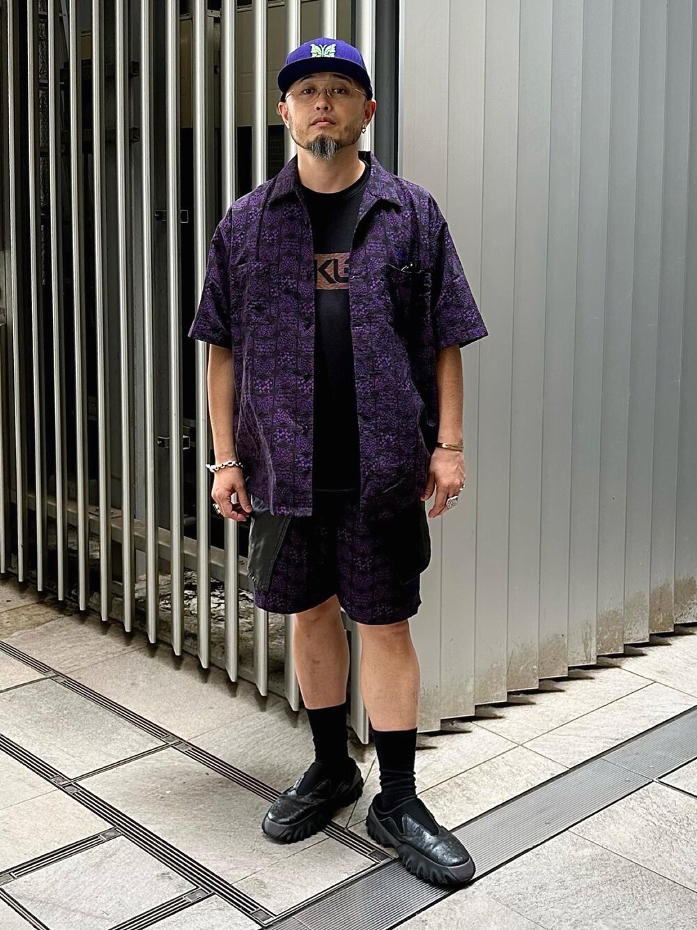 「夏コーデ、大人カジュアル、ストリートコーデ、キャップ、シャツ、ショートパンツ、セットアップ、ミュール、NEEDLES、Oakley、ブラック、メガネ男子、シルバーアクセサリー、レイヤードスタイル、ストリート」｜「Oakley × Braindeadのアイテム（スリッポン、ブラック系）」を使った、Yoshihito Hayashiさん（メンズ・170cm）の夏コーディネートの1枚目の写真