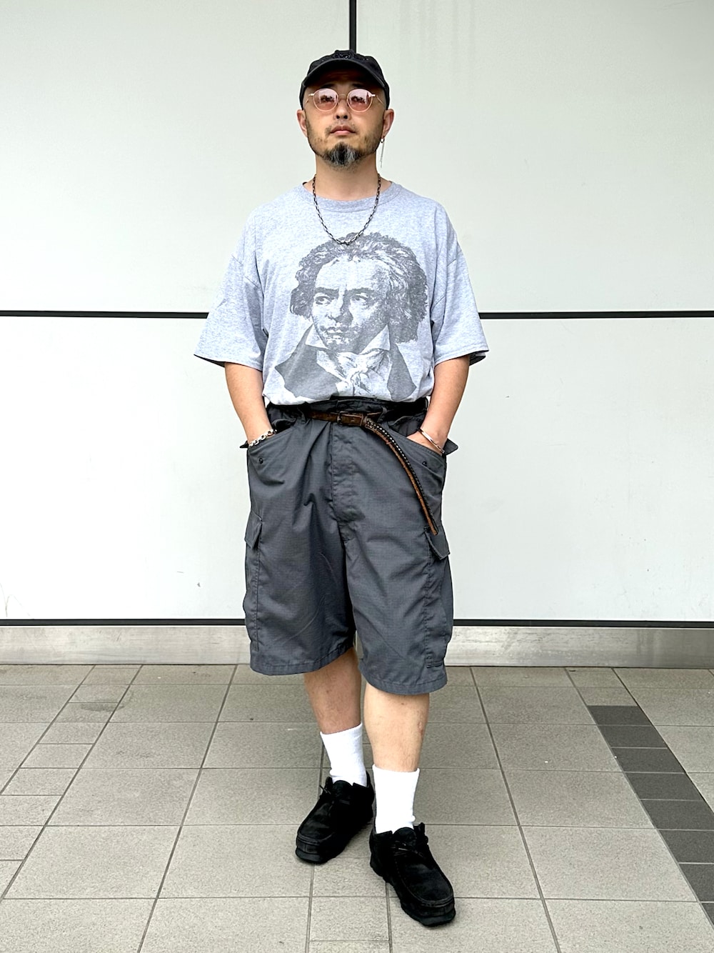 「夏コーデ、カジュアルコーデ、Tシャツ、シンプルスタイル、大人カジュアル、アメカジ、サングラス、キャップ、カーゴパンツ、ショートパンツ、ハーフパンツ、ワントーンコーデ、シルバーアクセサリー、タックイン、革靴」｜「usedのアイテム（Tシャツ/カットソー、グレー系）」を使った、Yoshihito Hayashiさん（メンズ・170cm）の夏コーディネートの1枚目の写真